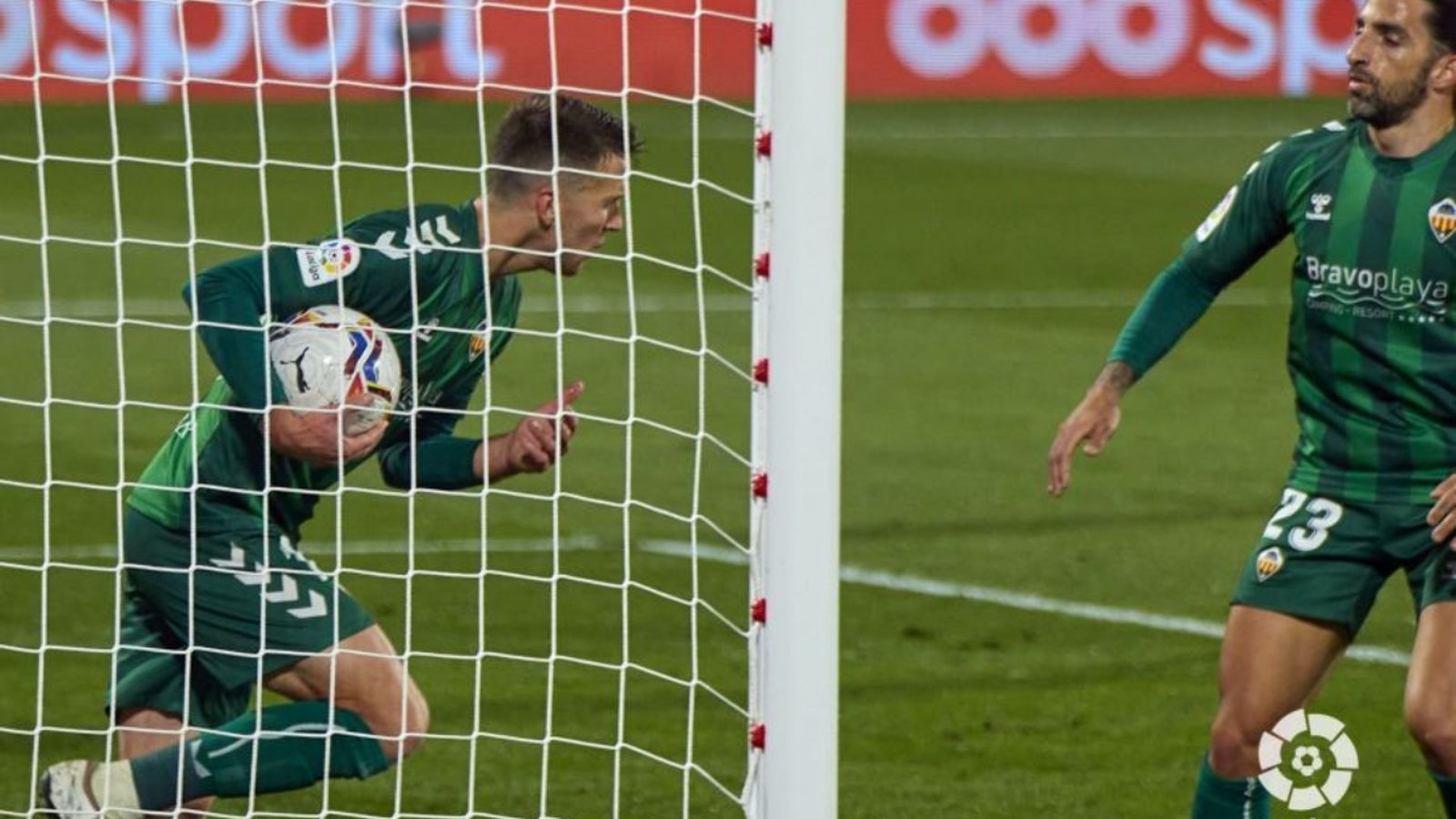 Carlos Delgado recull la pilota després del gol de Señé