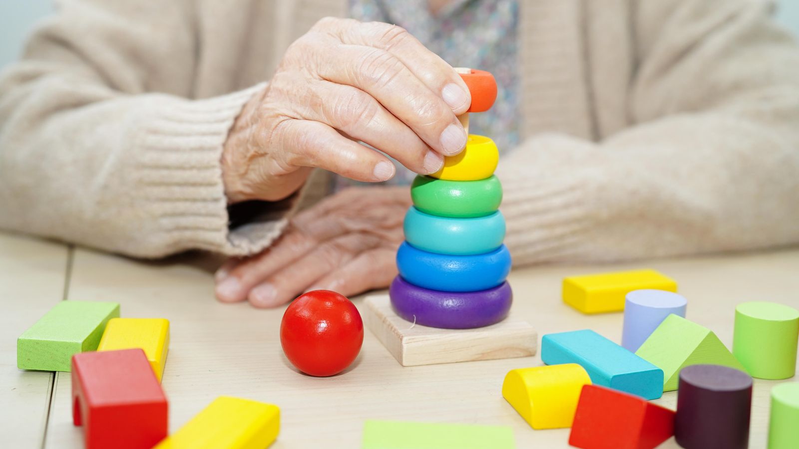 Una anciana juga amb un trencacloques per a exercitar el cervell