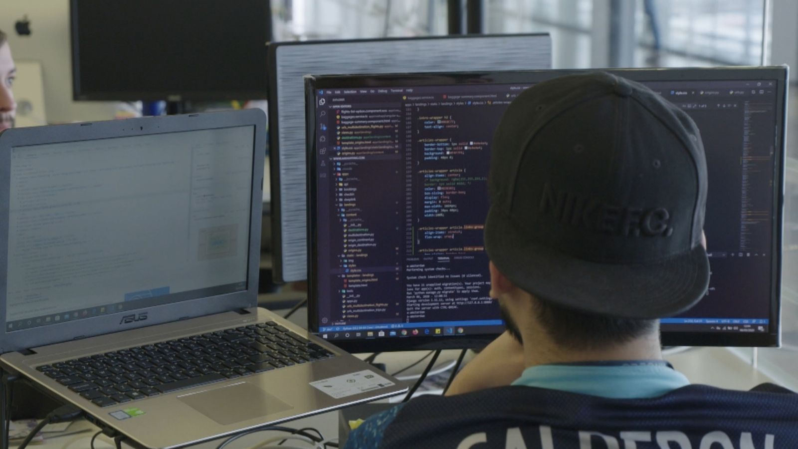 Un jove, al seu lloc de treball, en una imatge d'arxiu