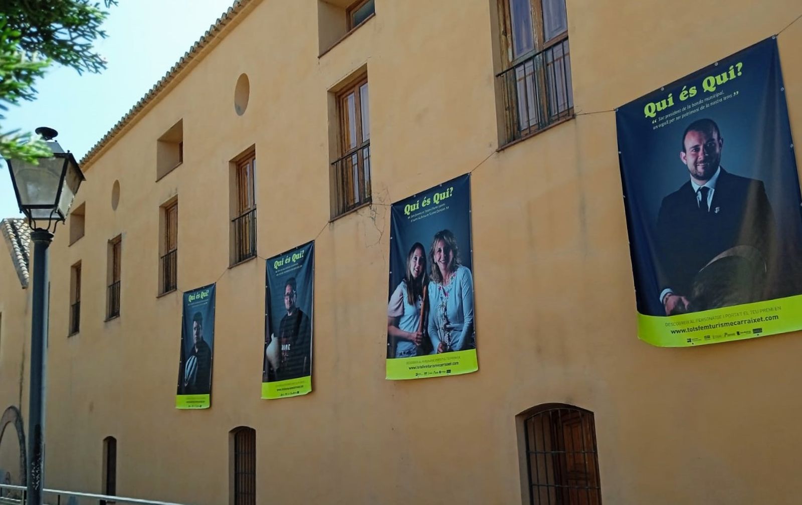 Cartells de la campanya en un edifici municipal