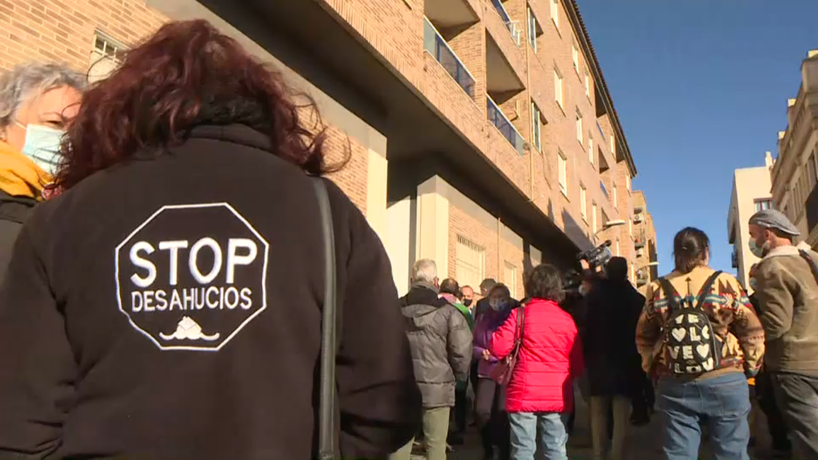 Els veïns de l'edifici que volien desnonar s'han concentrat a les portes