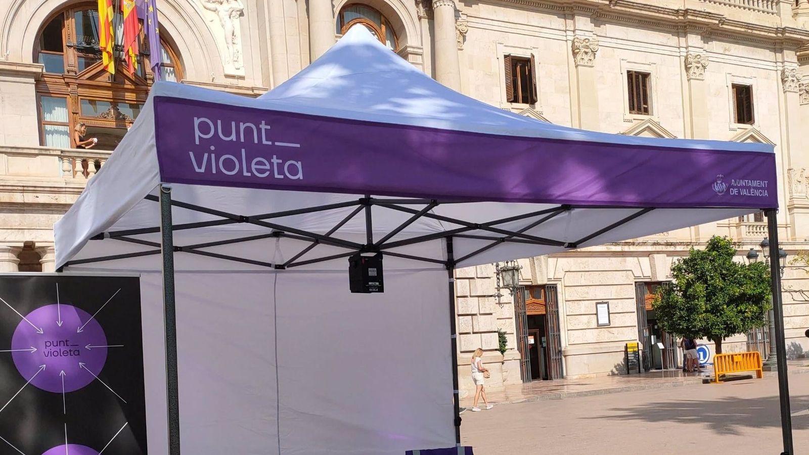 Imatge d'arxiu d'un punt violeta instal·lat en la plaça de l'Ajuntament de València