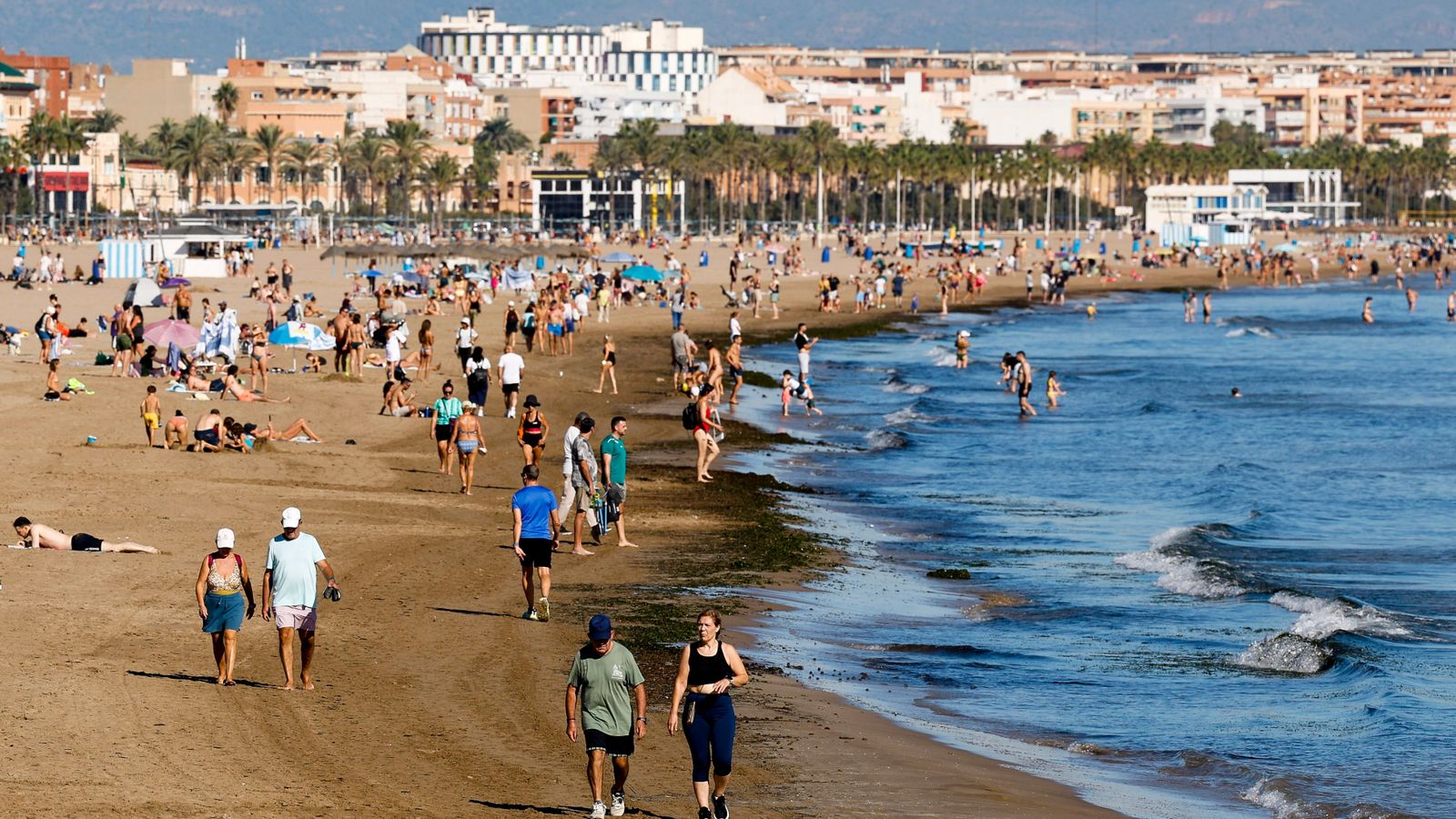La platja, de gom a gom, el 12 d'octubre