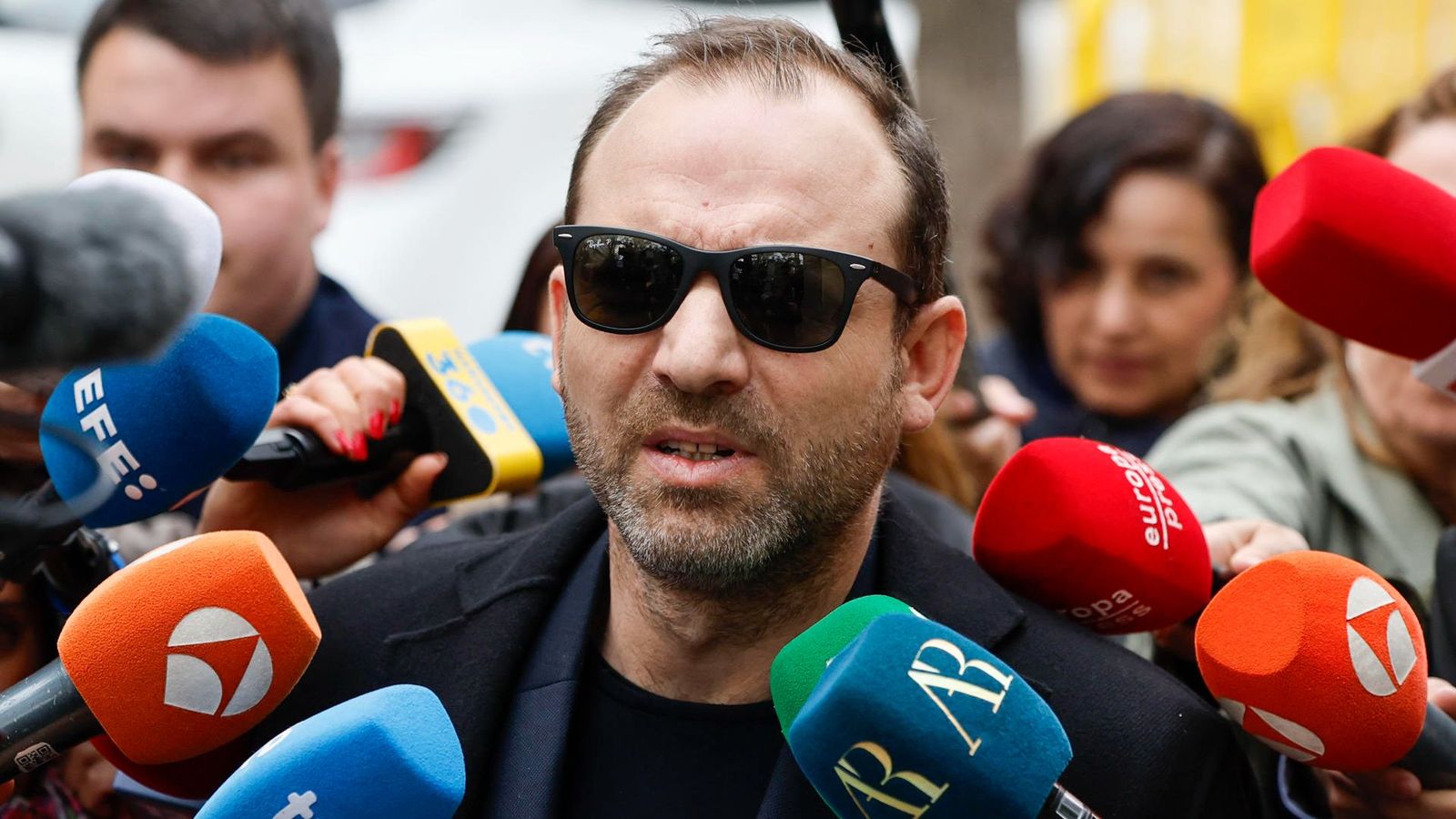 Víctor Ábalos, fill de José Luis Ábalos, atén els mitjans de comunicació davant el Suprem