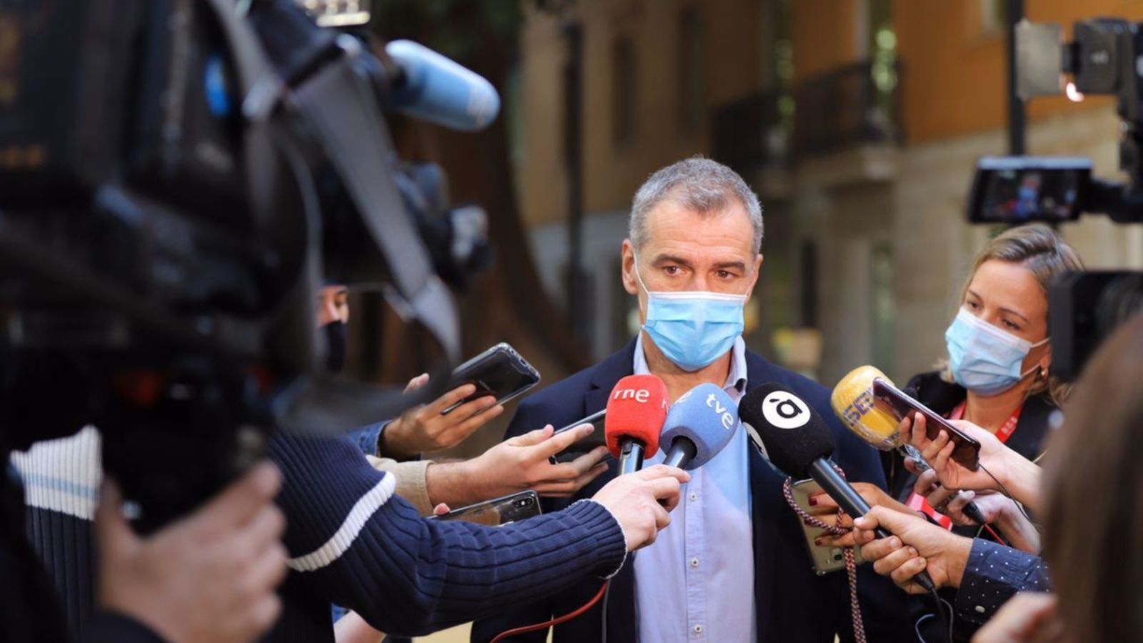 Toni Cantó atén als mitjans de comunicació. (EuropaPress)