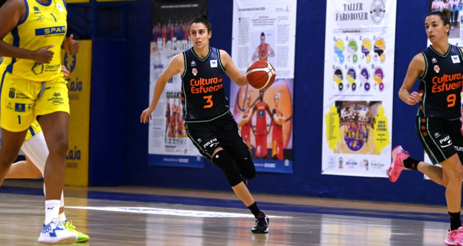 La pívot taronja, Alba Torrens, en el transcurs del joc contra l'Spar Gran Canària