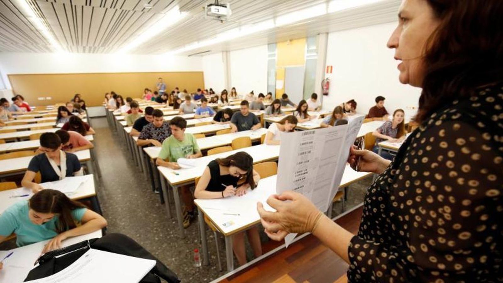 Imatge d'arxiu durant un examen de l'EBAU a València