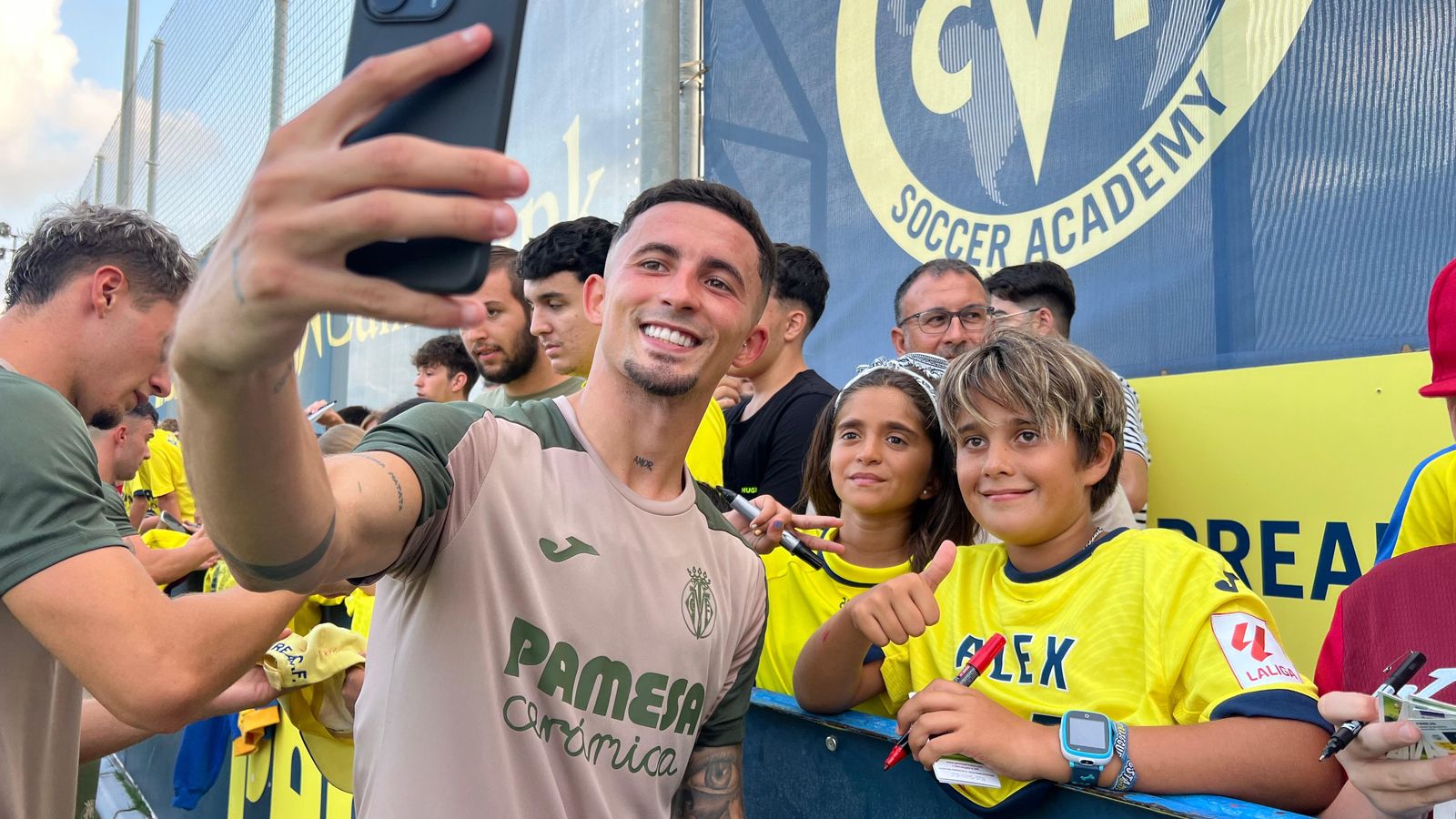 Yéremy Pino es fa una foto amb dos joves aficionats del Villarreal CF