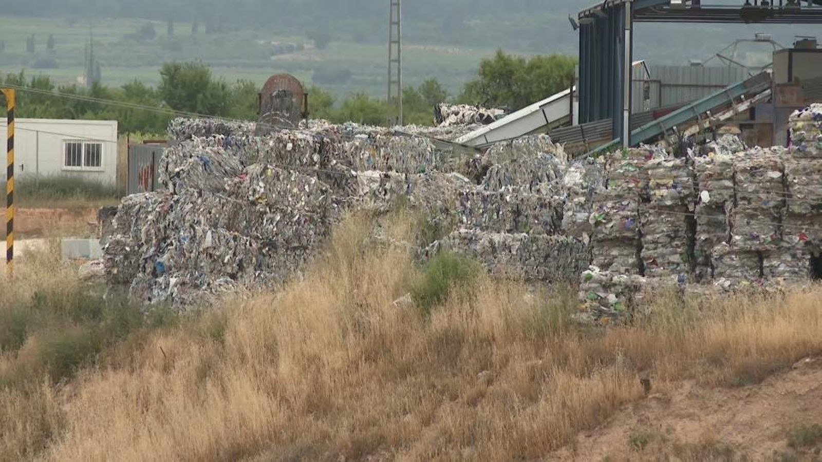 L'abocador d'Utiel amb els residus plàstics que queden per traslladar