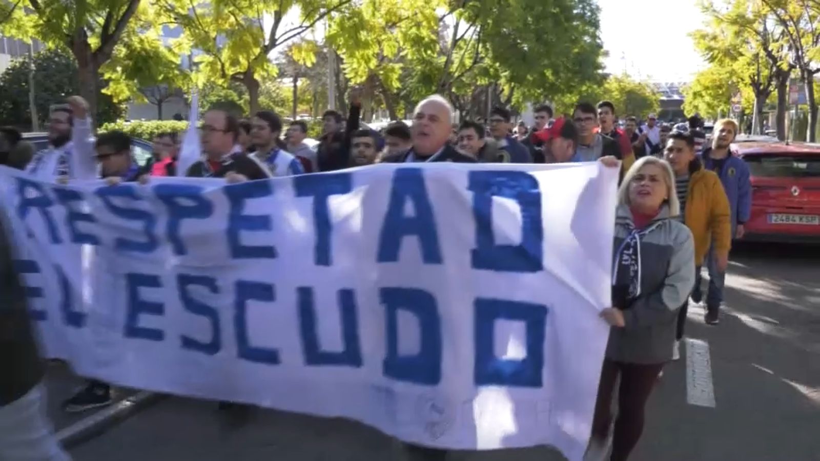 Imatge d'arxiu d'aficionats de l'Hèrcules manifestant-se amb el lema "Respecteu l'escut"