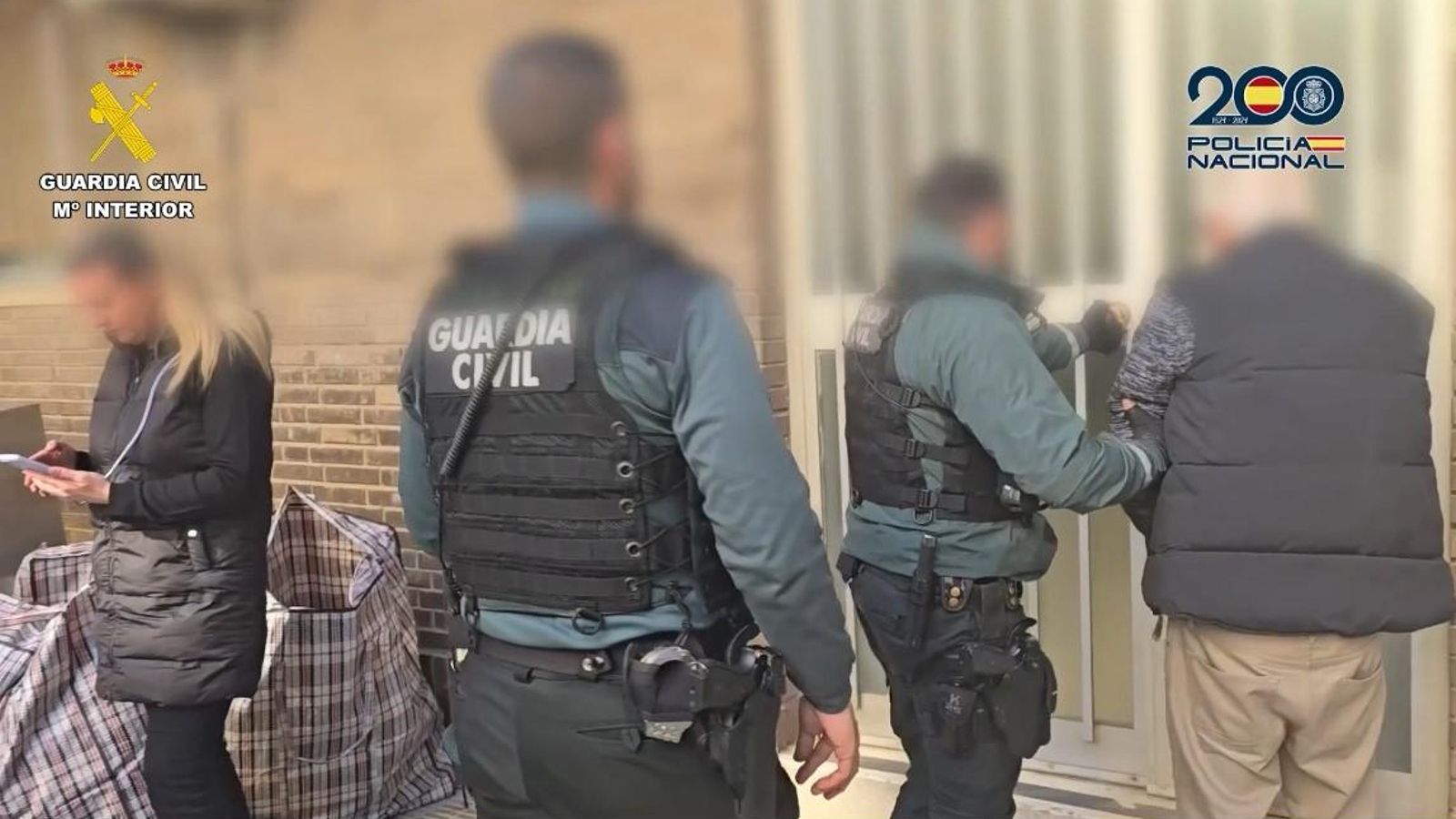 Detinguts per robar caixers amb camions i establiments encastant el cotxes