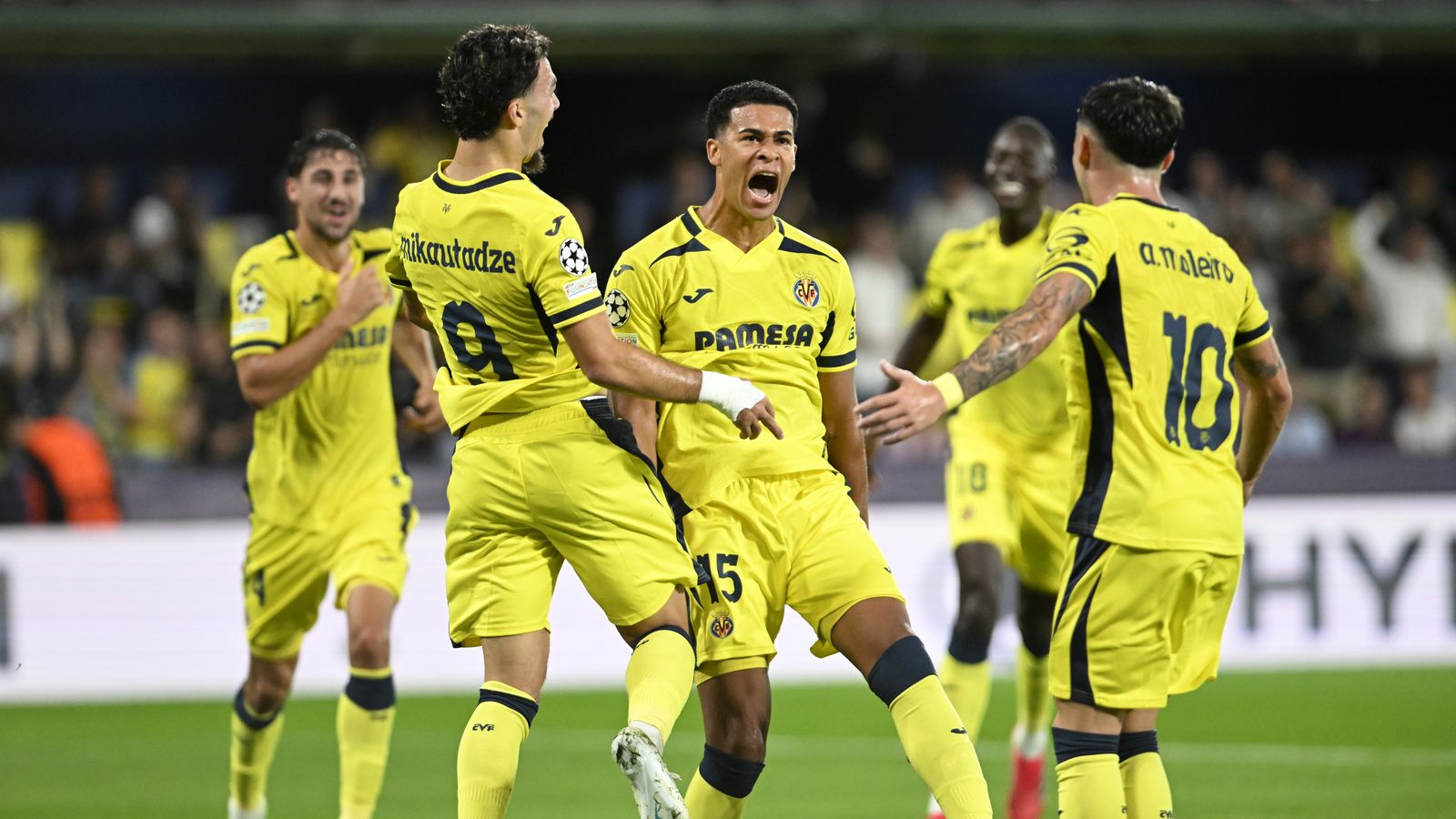 Els jugadors del Villarreal celebren després del golàs de Mouriño