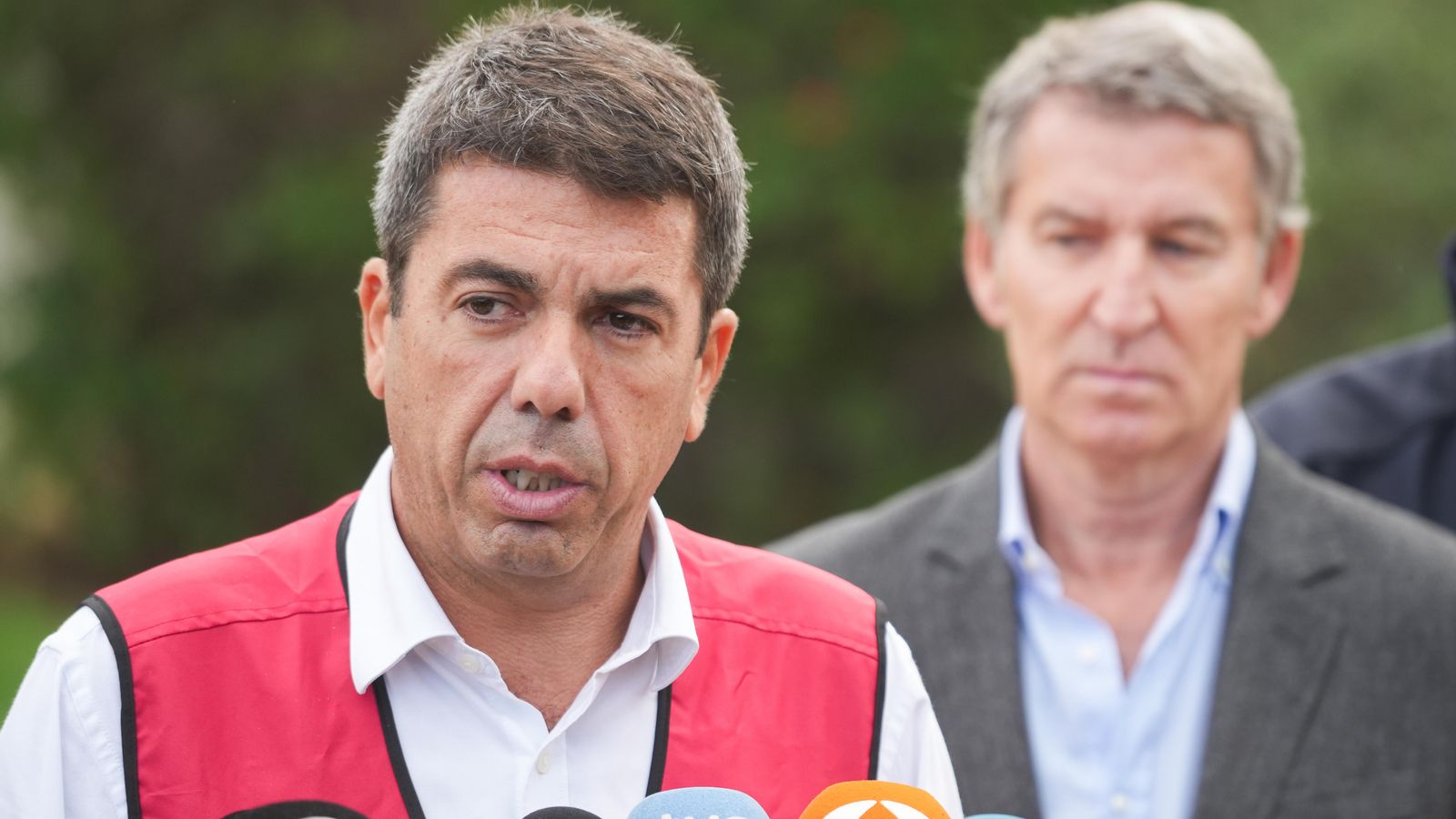 El president de la Generalitat Valenciana, Carlos Mazón (esquerra), i el president del Partit Popular, Alberto Núñez Feijóo (dreta), oferixen declaracions als mitjans després de la seua visita al Centre de Coordinació d’Emergències de la Comunitat Valenciana, el 31 d’octubre de 2024