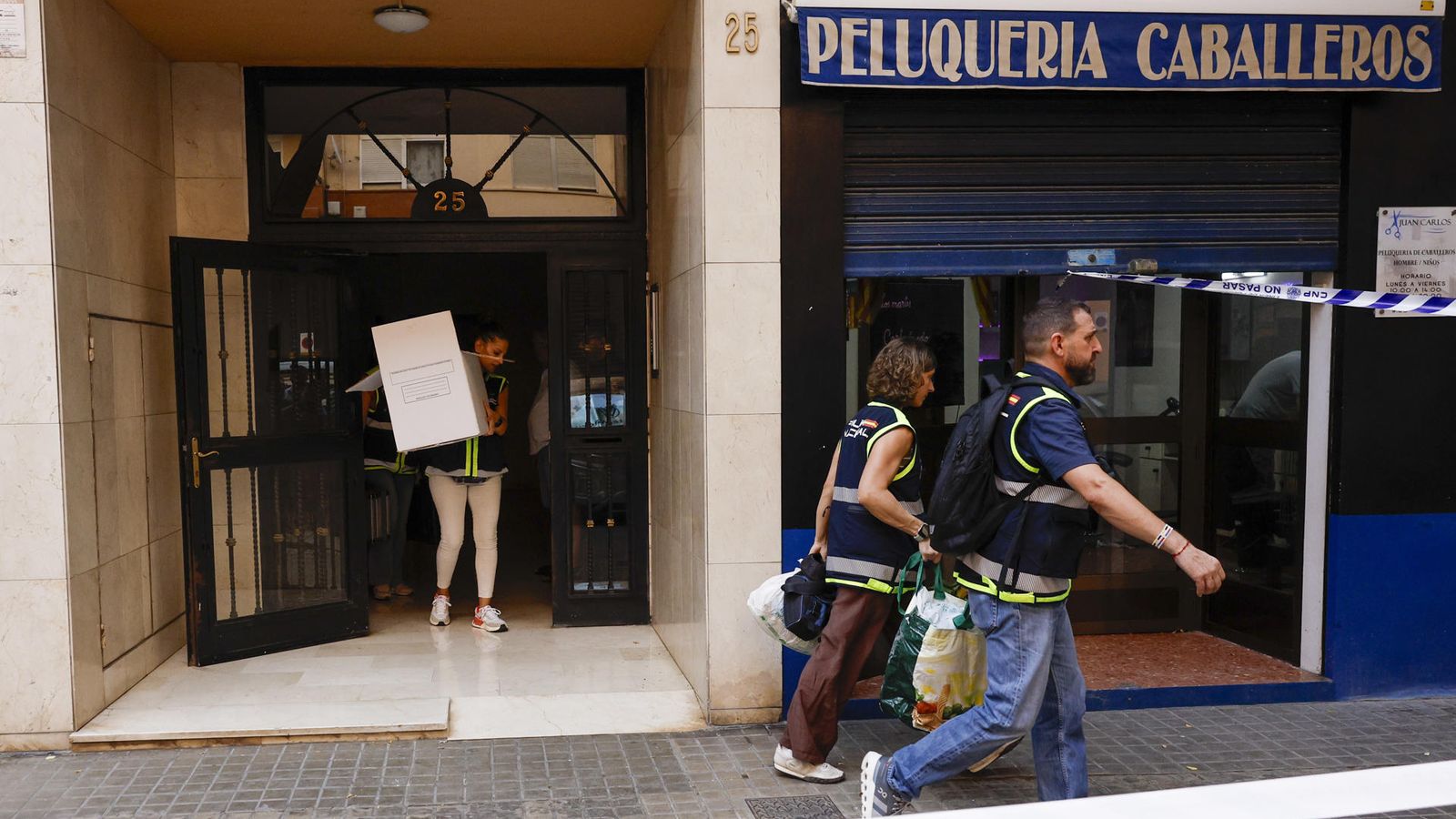Efectius de la Policia Científica arrepleguen mostres en l'escena del crim, el passat 8 de setembre