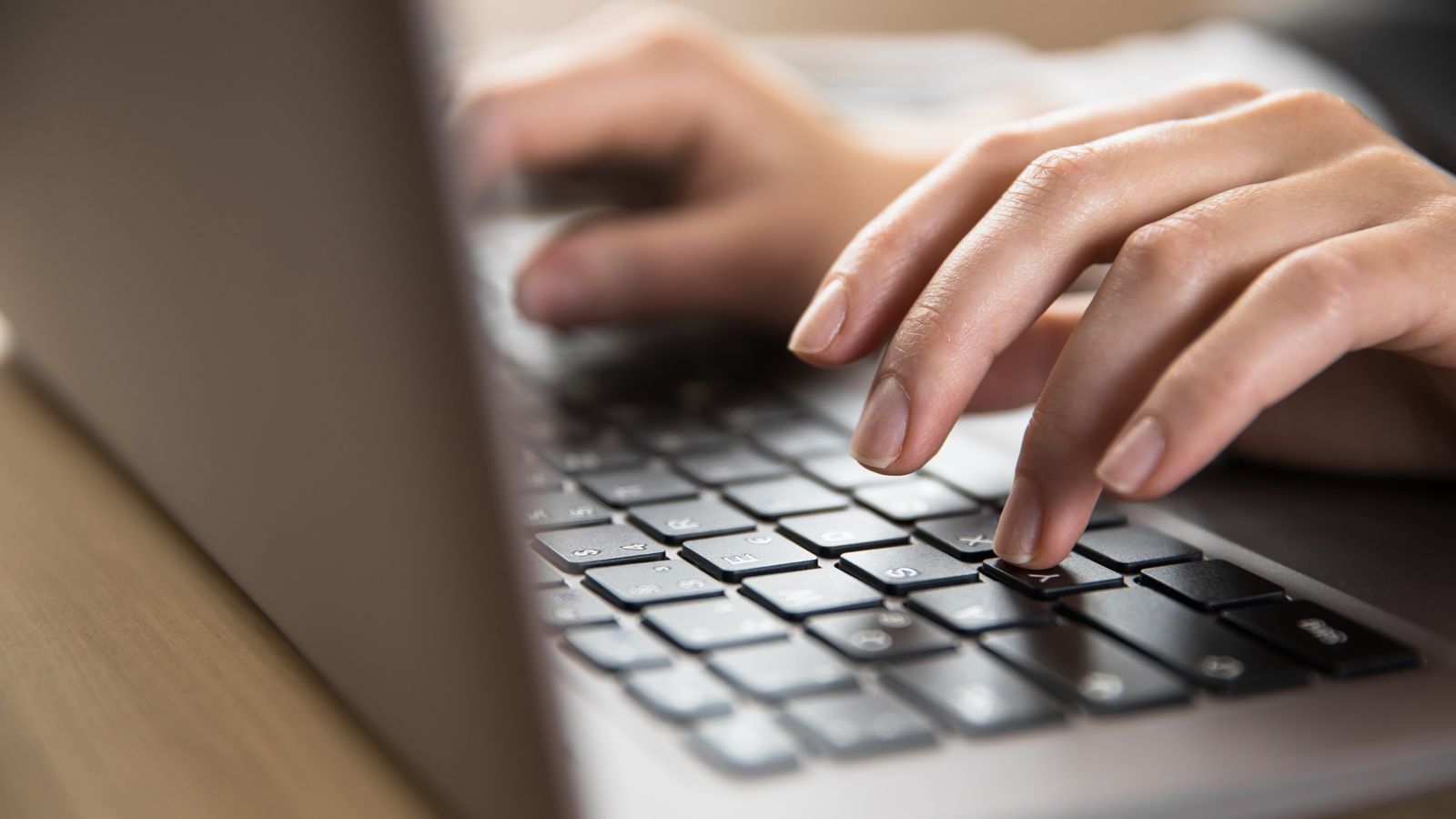 Una persona redacta un informe a l'oficina