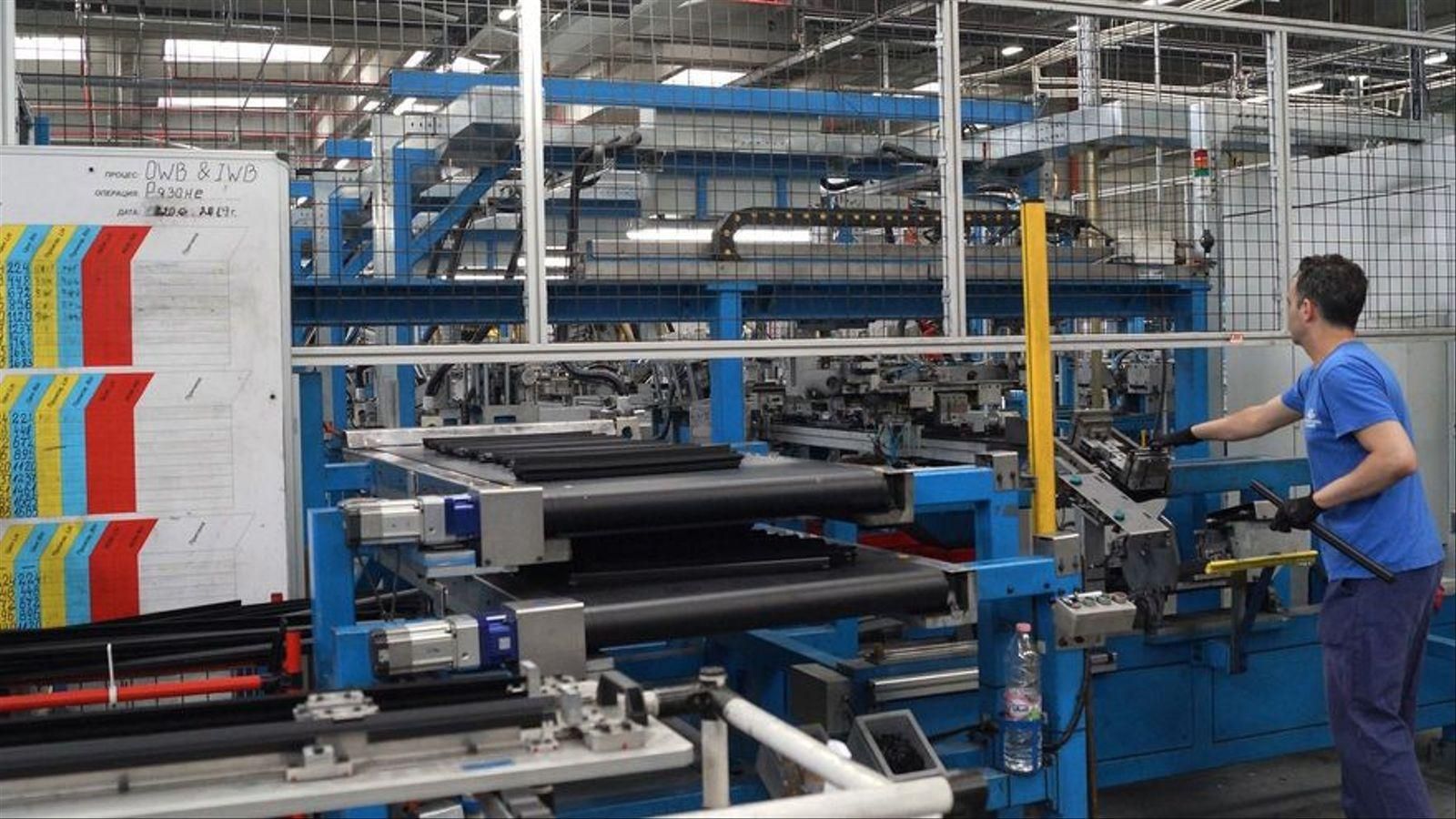 Imatge d'arxiu d'un treballador d'una empresa proveïdora de l'automoció / AVIA