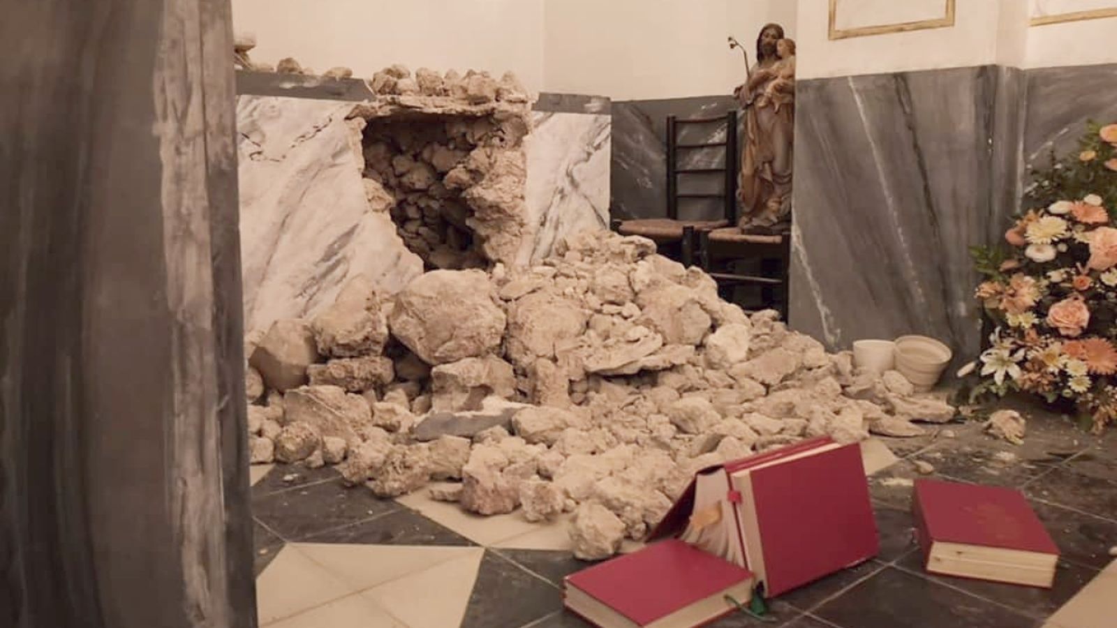 Estat en què ha quedat l'altar atacat de l'ermita de Planes