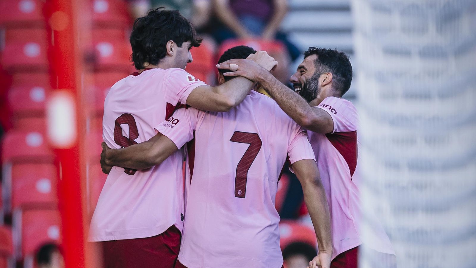 Guerra, Danjuma i Rioja celebren el gol de la 'cobra'