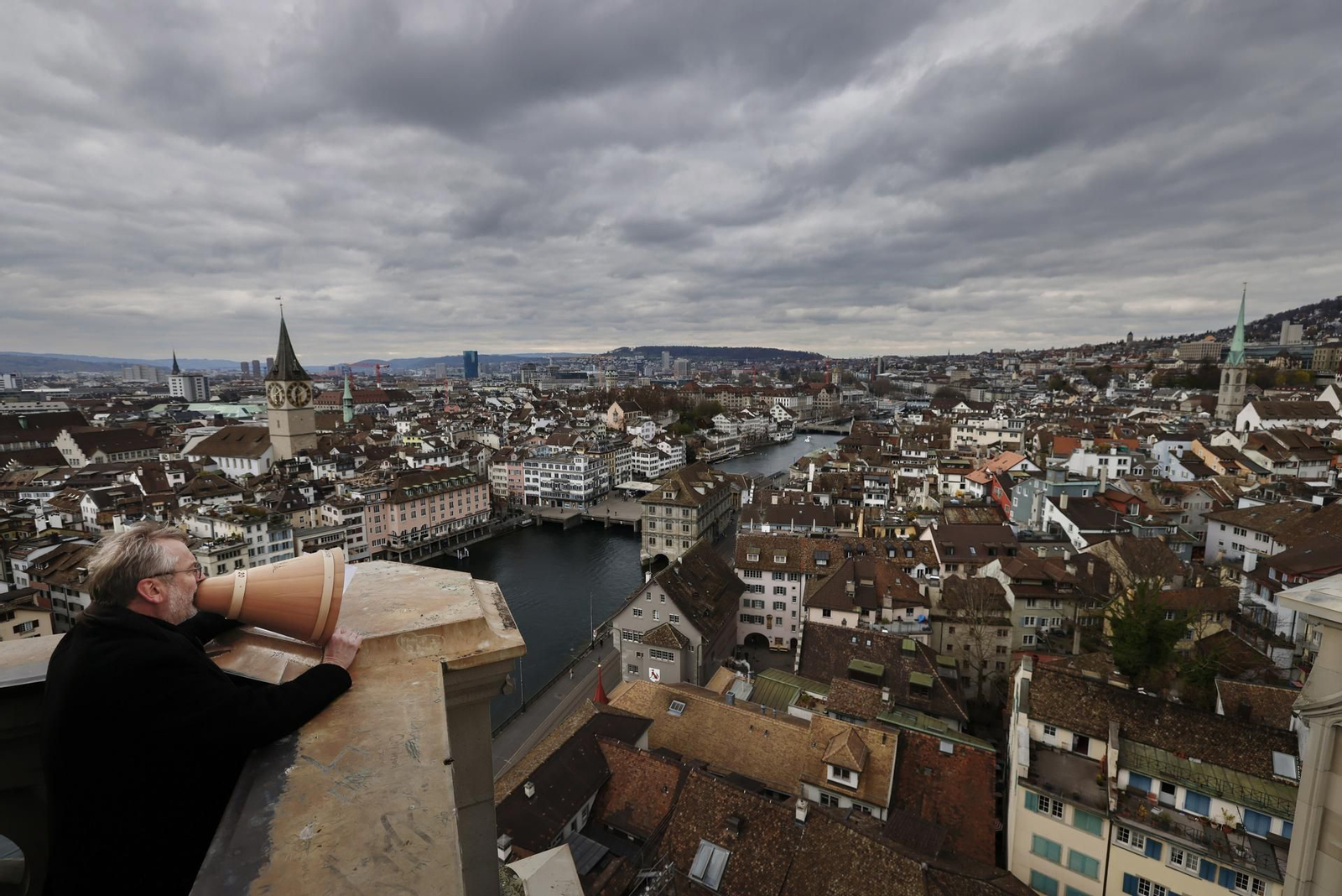 El pastor Christoph Sigrist fa una crida a la població per a l'oració des d'una de les dues torres de l'església evangèlica reformada de Grossmuenster (03 d'abril de 2023)