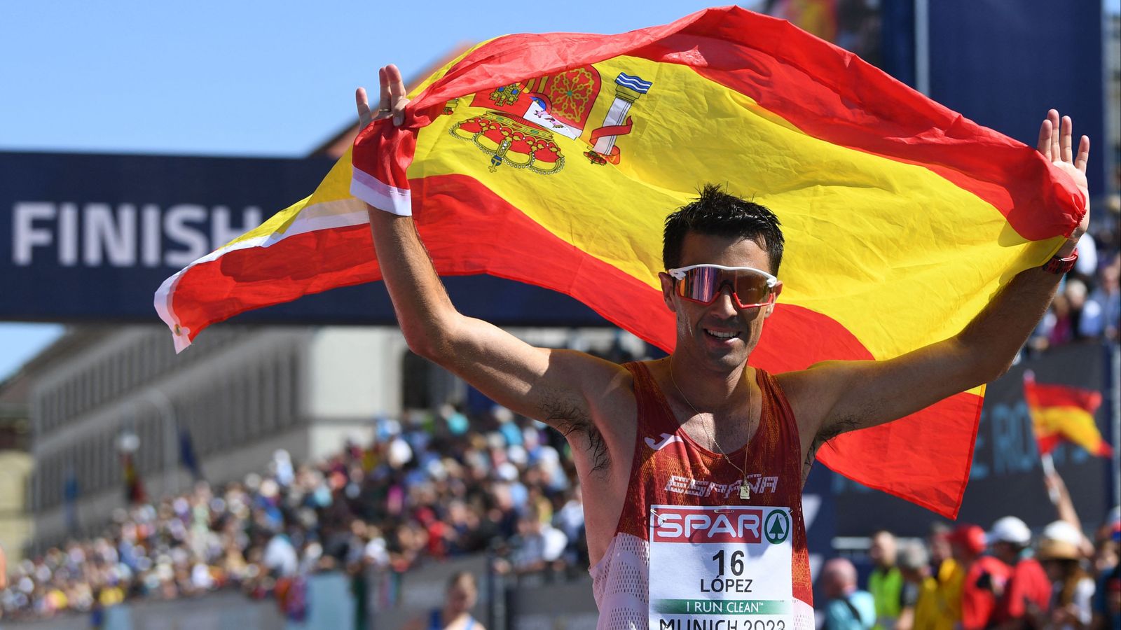 López, amb la bandera espanyola a l'arribada a meta