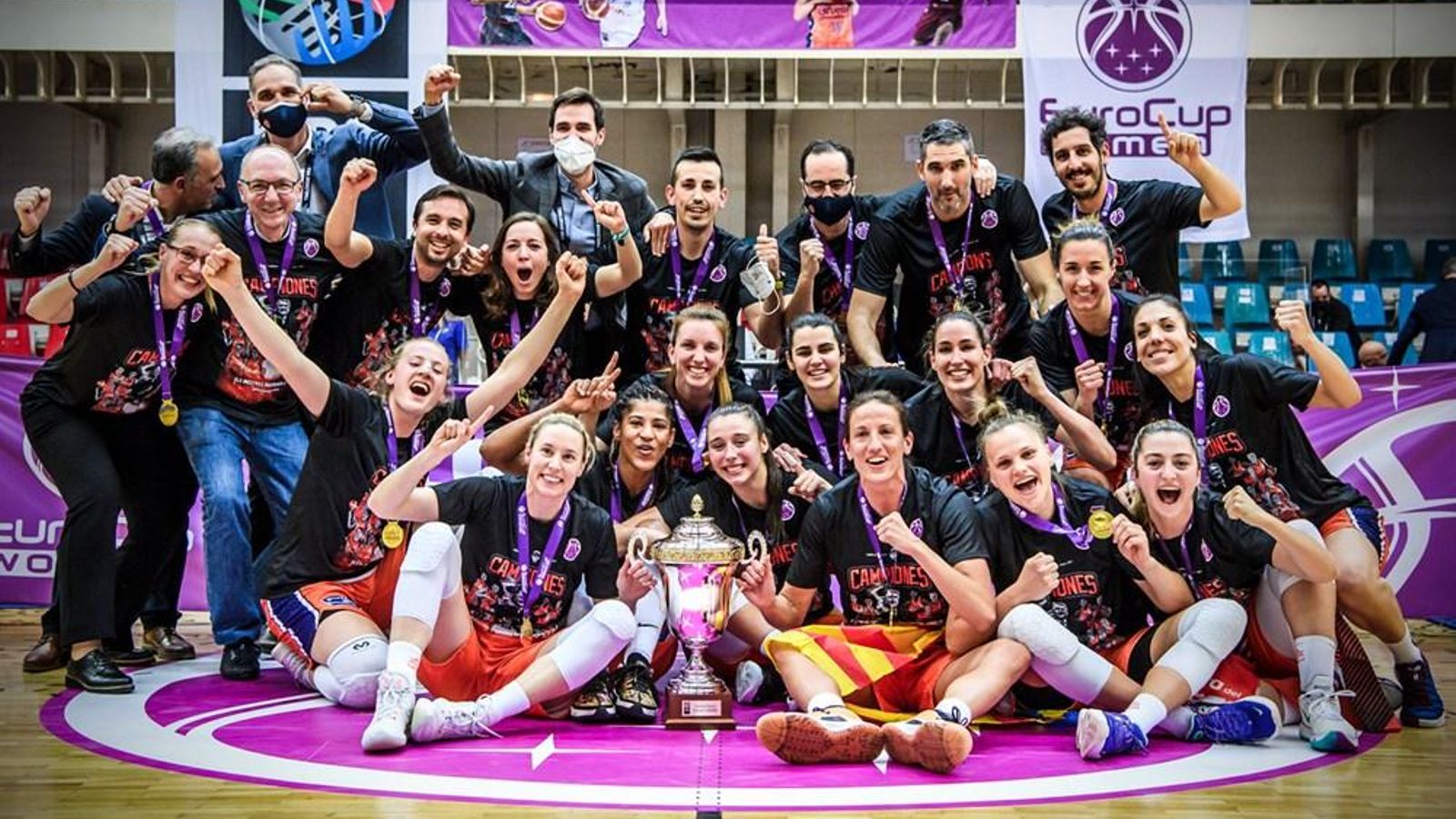 Les jugadores taronja amb el títol de campiones