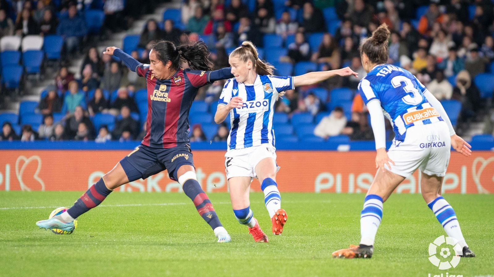 La granota Mayra Ramirez tracta d'arribar a un baló