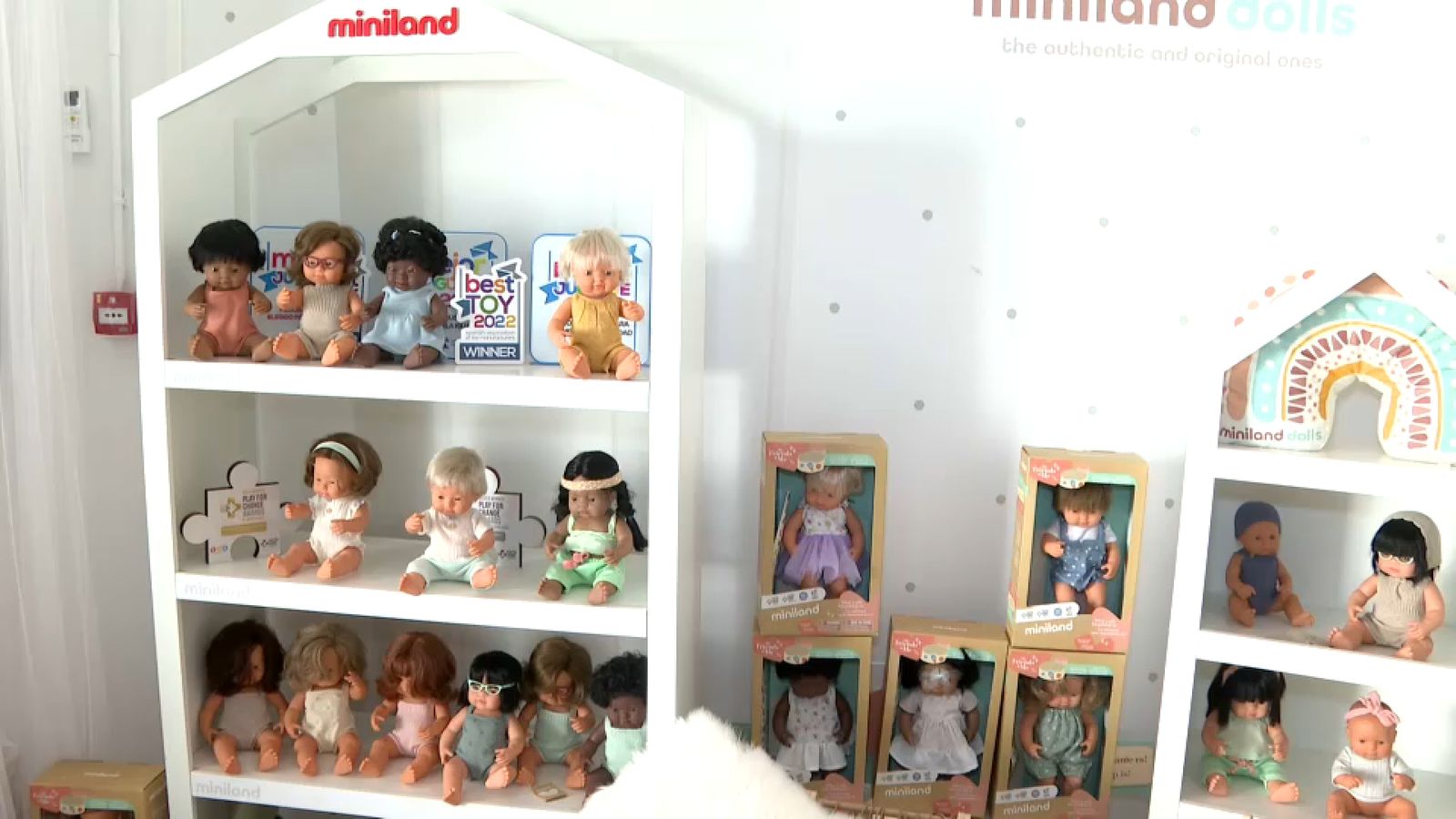 Prestatgeria amb nines de Miniland