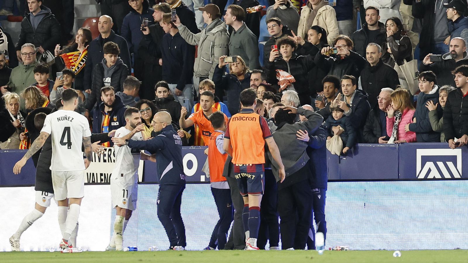 La picabaralla que s'ha format a la gespa del Ciutat de València