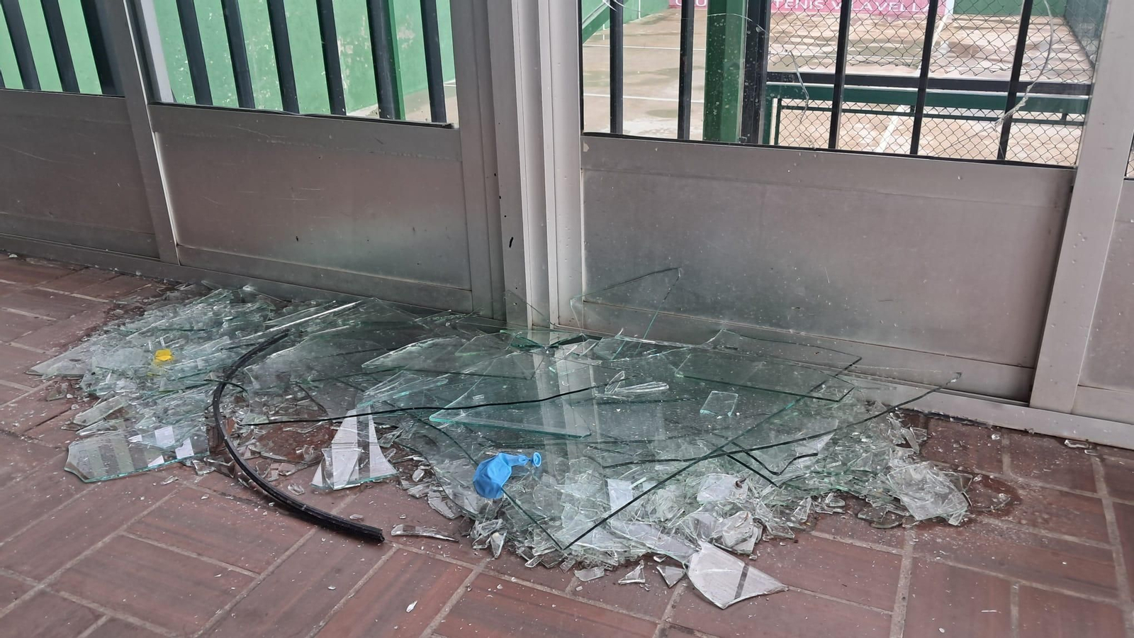 Vidres trencats a la Vilavella