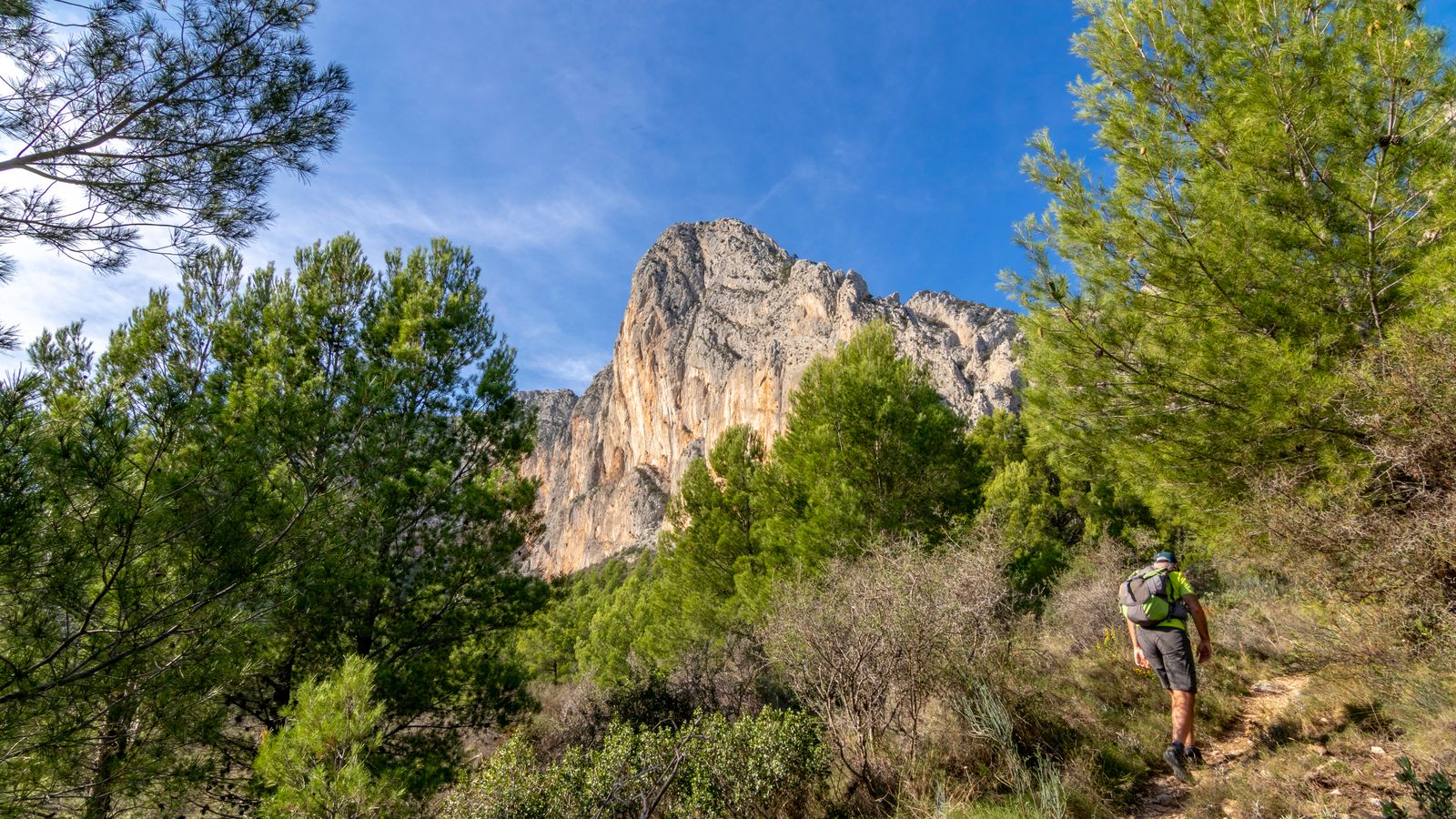 Un senderista camina per la muntanya del Ponoig