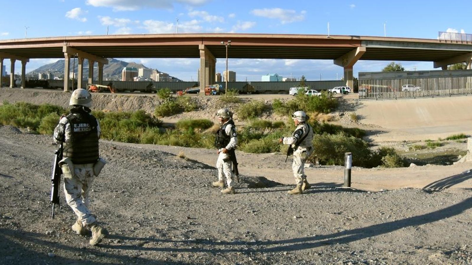 Membres de la Guàrdia Nacional de Mèxic al punt fronterer de Ciudad Juárez, a Mèxic