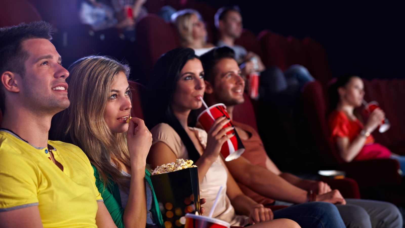 Un grup de joves en el cine