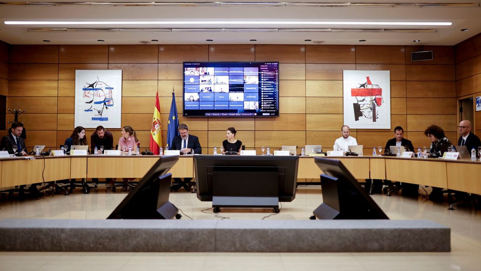 La ministra de Joventut i Infància, Sira Rego (centre) presideix la reunió, amb les cadires dels consellers de Vox buides