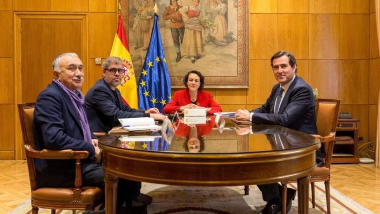 Imatge d'arxiu dels secretaris d'UGT, Pepe Álvarez, i CCOO, Unai Sordo, junt amb la ministra Magdalena Valerio i el president de CEOE, Antonio Garamendi