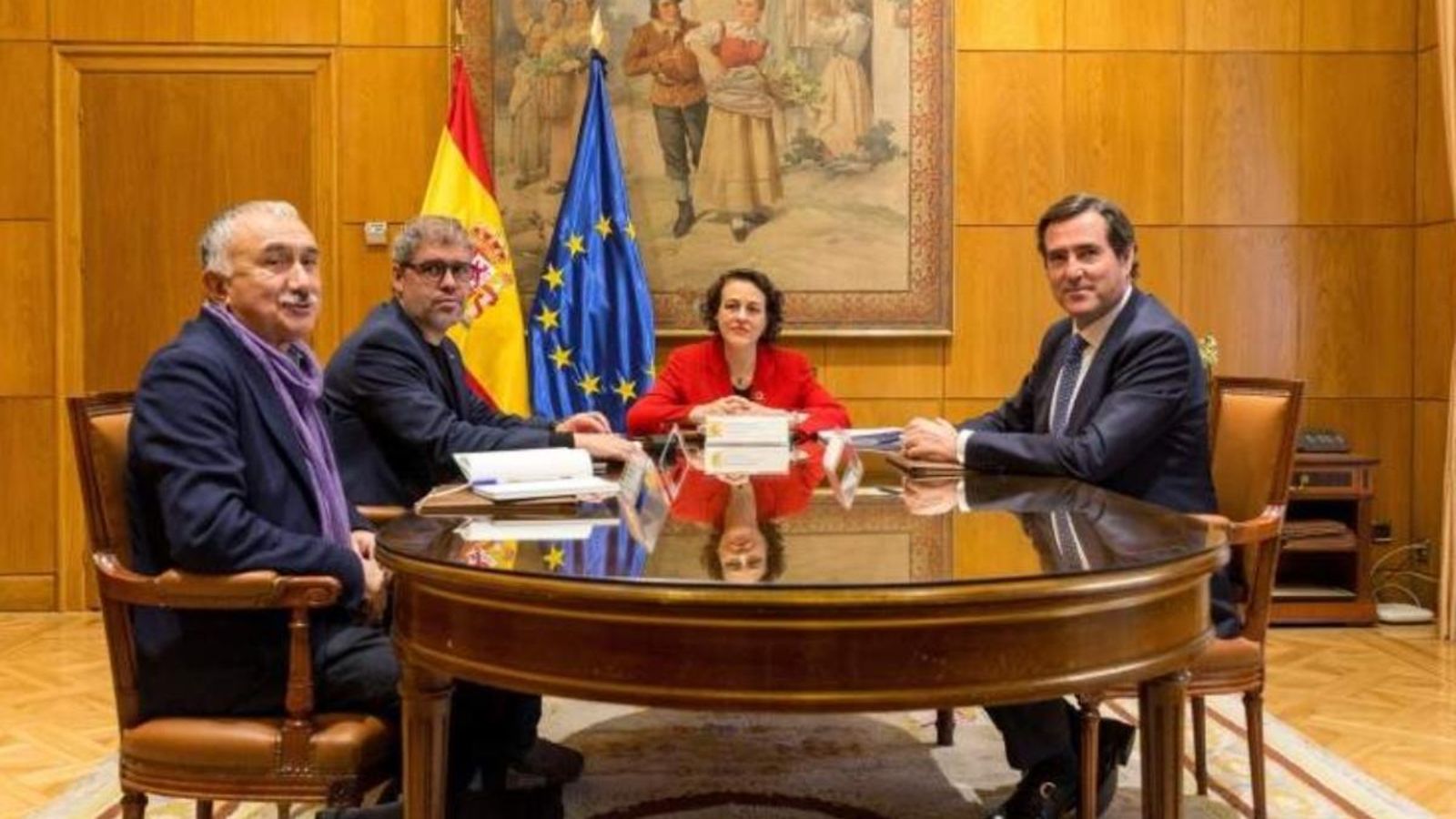 Imatge d'arxiu dels secretaris d'UGT, Pepe Álvarez, i CCOO, Unai Sordo, junt amb la ministra Magdalena Valerio i el president de CEOE, Antonio Garamendi