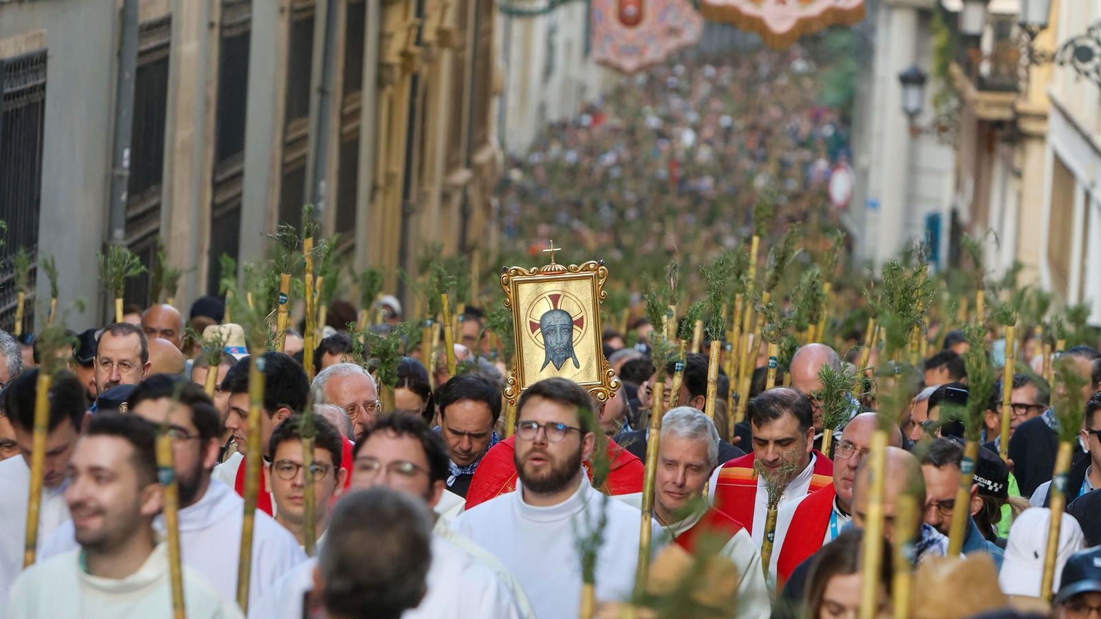 Mileres de romeus ixen del nucli antic d'Alacant en direcció al monestir de la Santa Faç