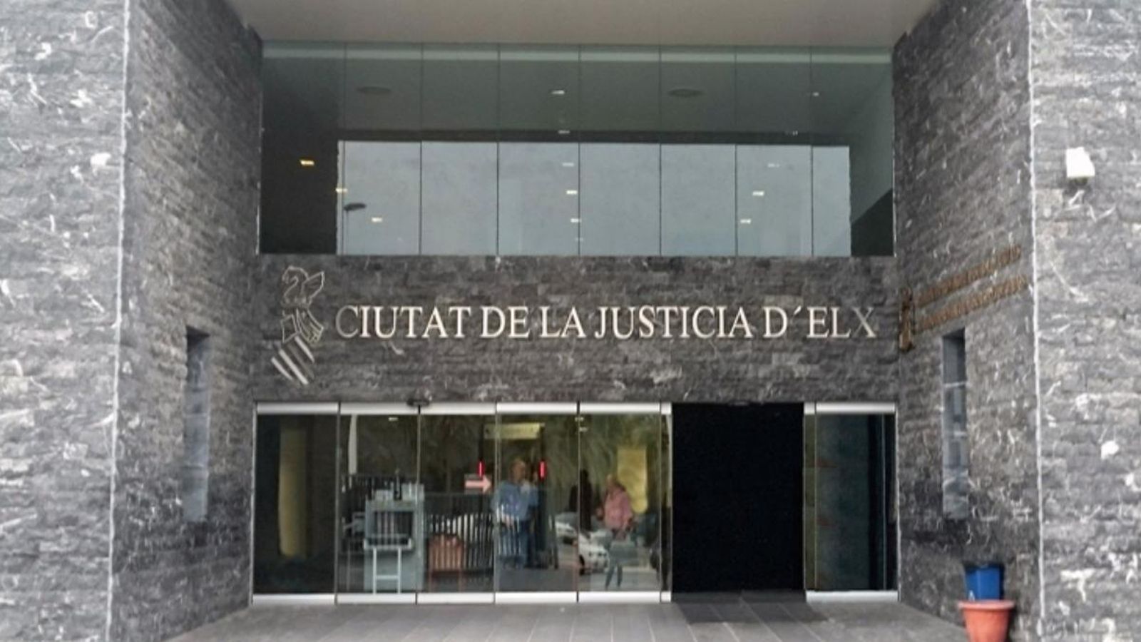 La dona va presentar dilluns a la comissaria de la Policia Nacional d'Elx una denúncia per violència masclista