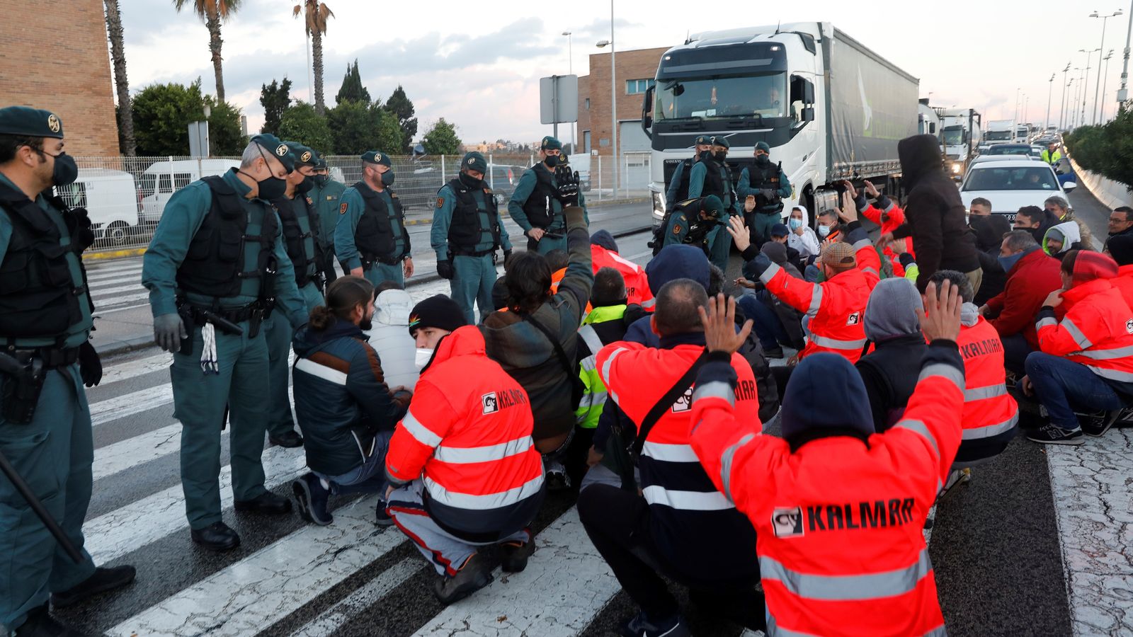 Treballadors del metall han tallat un dels trams d'entrada al port d'Algesires (Cadis) aquest dilluns