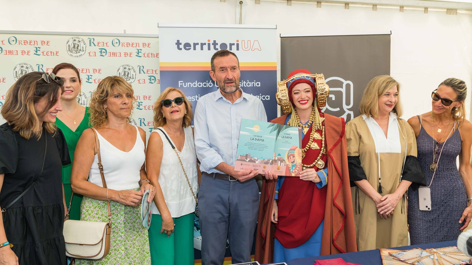 L'alcalde d'Elx, Carlos González, amb la Dama Vivent, Neus Almarcha