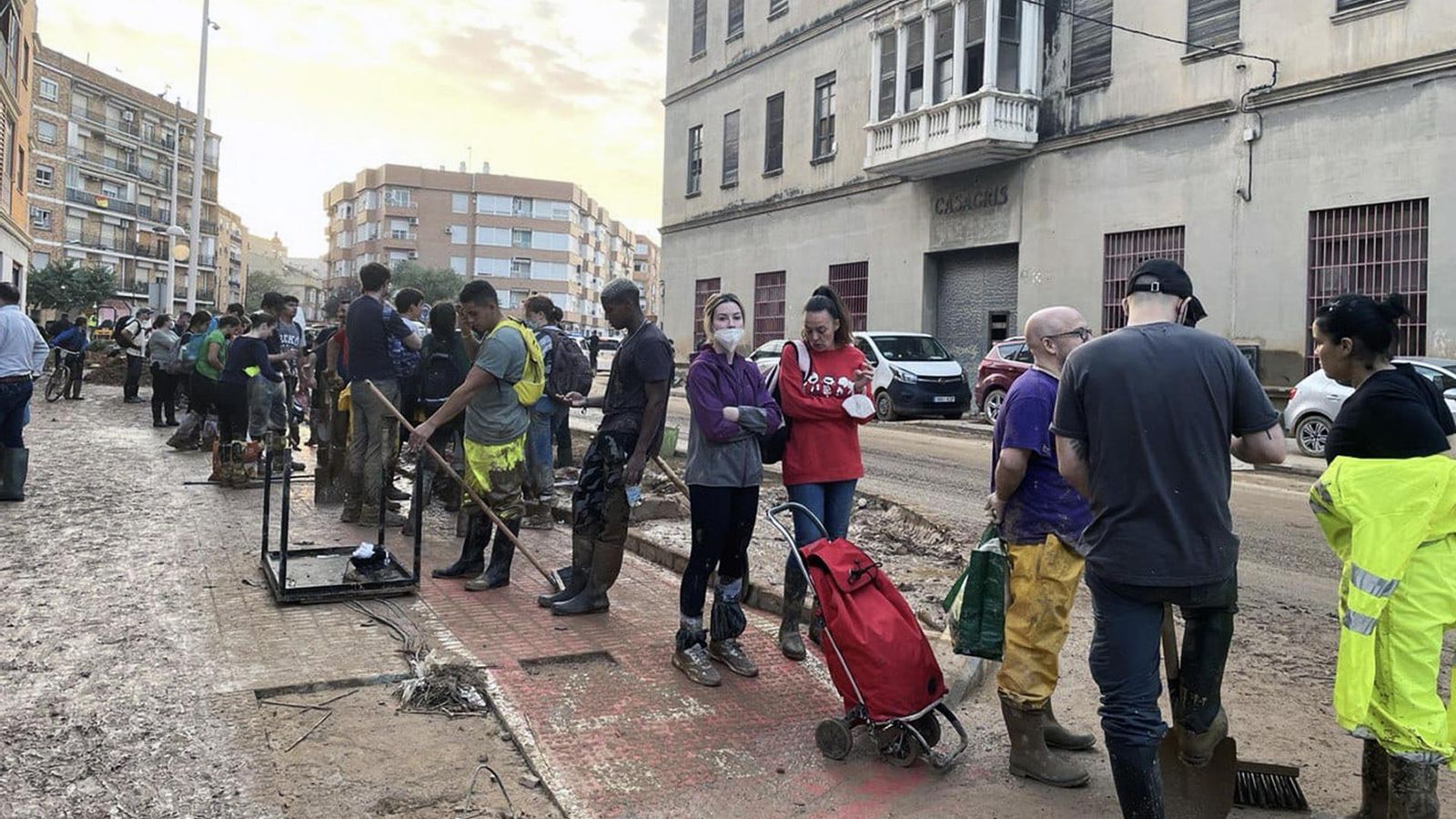 Cua per a agafar el bus gratuït a Paiporta