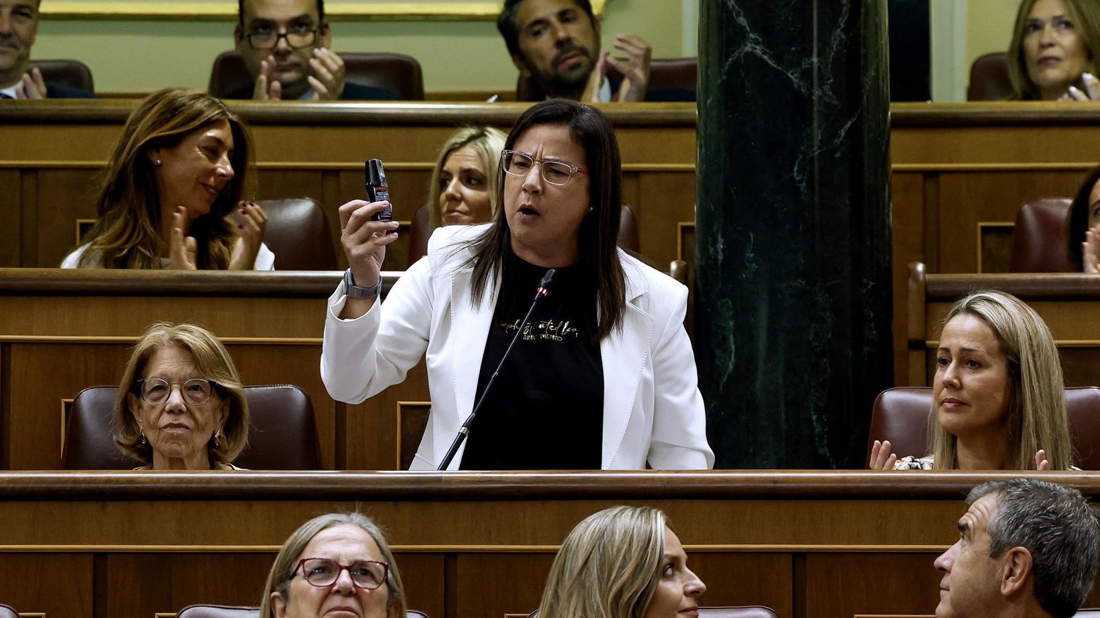 La diputada Ana Vázquez (PP) amb un pot de gas pebre a la mà, este dijous