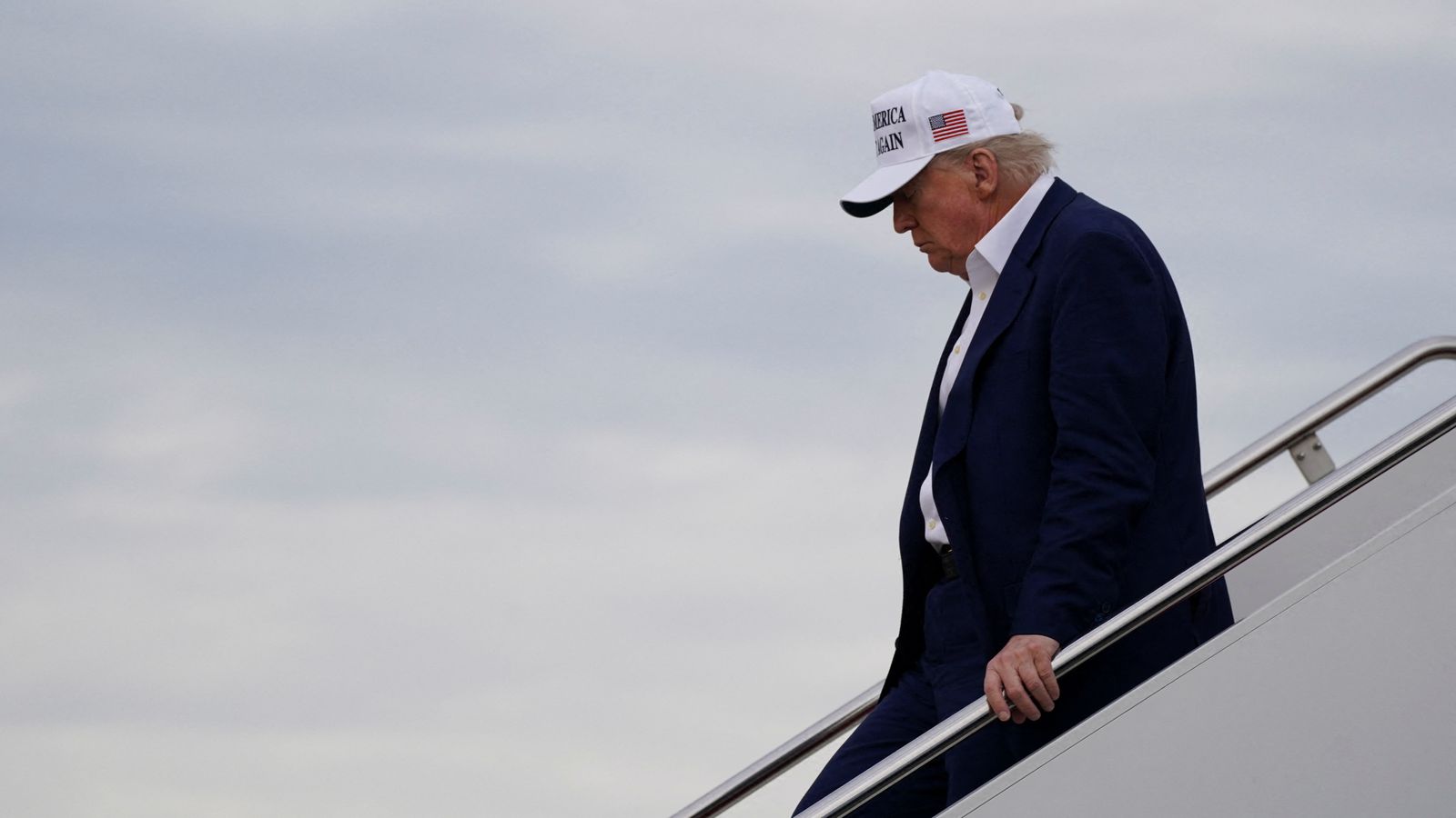 Trump, baixant de l'Air Force One este diumenge a Maryland