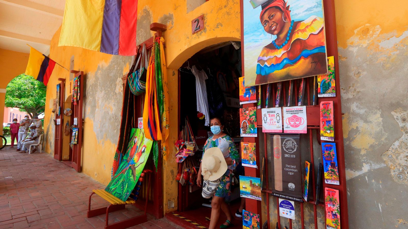 Una turista a la ciutat de Cartagena (Colòmbia)