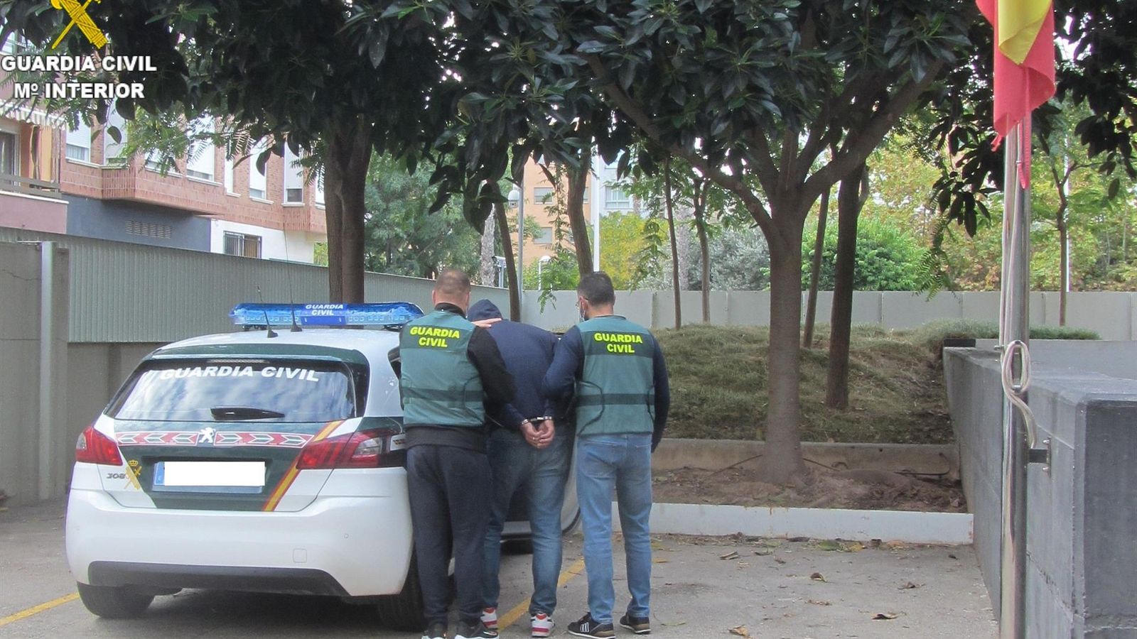 Un dels detinguts amb dos agents de la Guàrdia Civil
