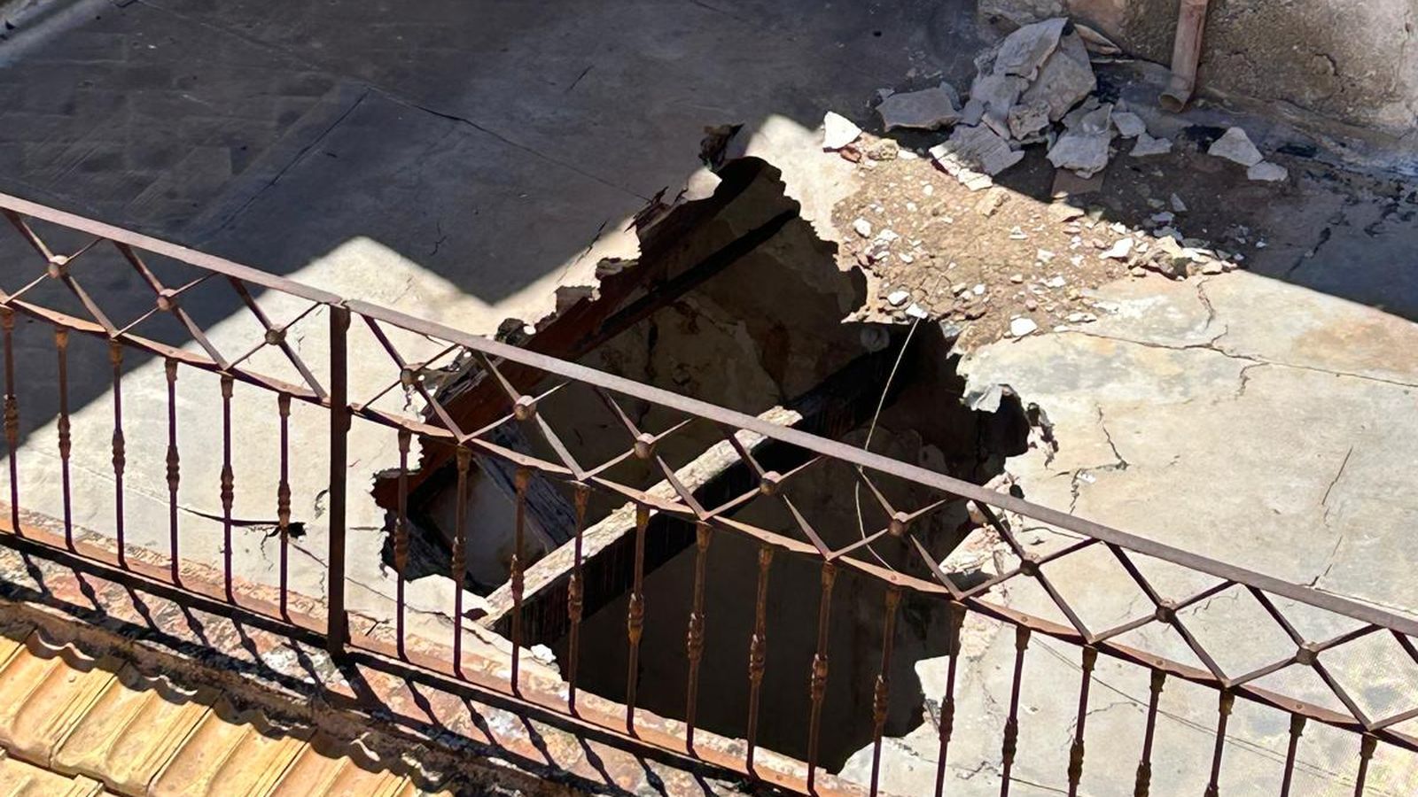 El forat que ha quedat després de l'esfondrament és visible des dels edificis adjacents
