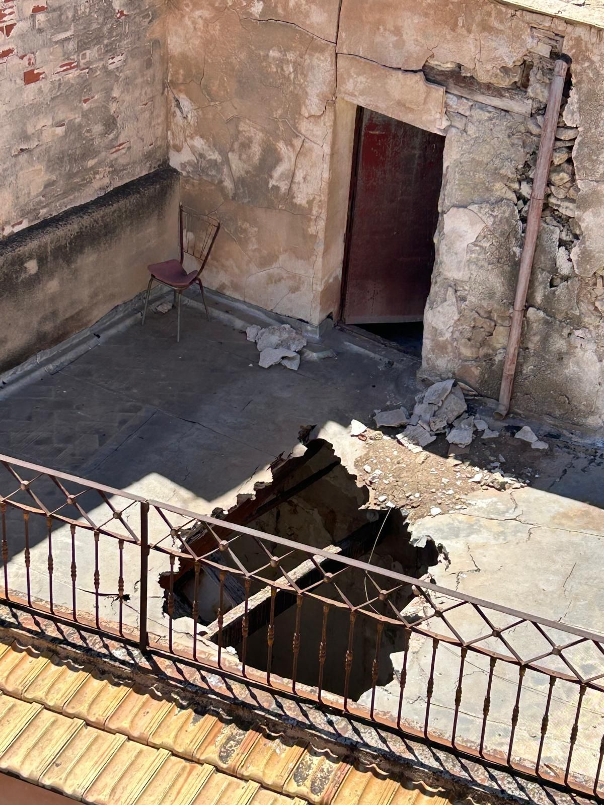 El forat que ha quedat després de l'esfondrament és visible des dels edificis adjacents El forat que ha quedat després de l'esfondrament és visible des dels edificis adjacents