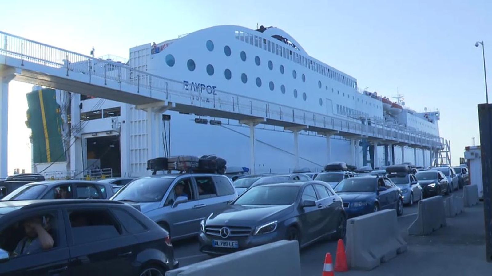 Desenes de vehicles embarquen a un dels ferris que creua l'Estret, en una imatge d'arxiu