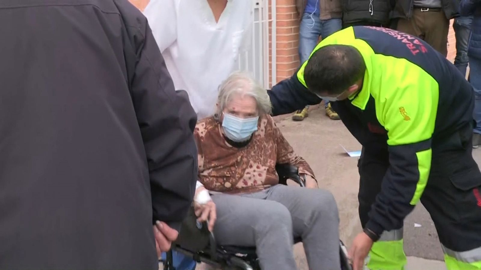 Una dotzena de residents del centre de majors incendiat a Montcada passaran la nit en residències de prop