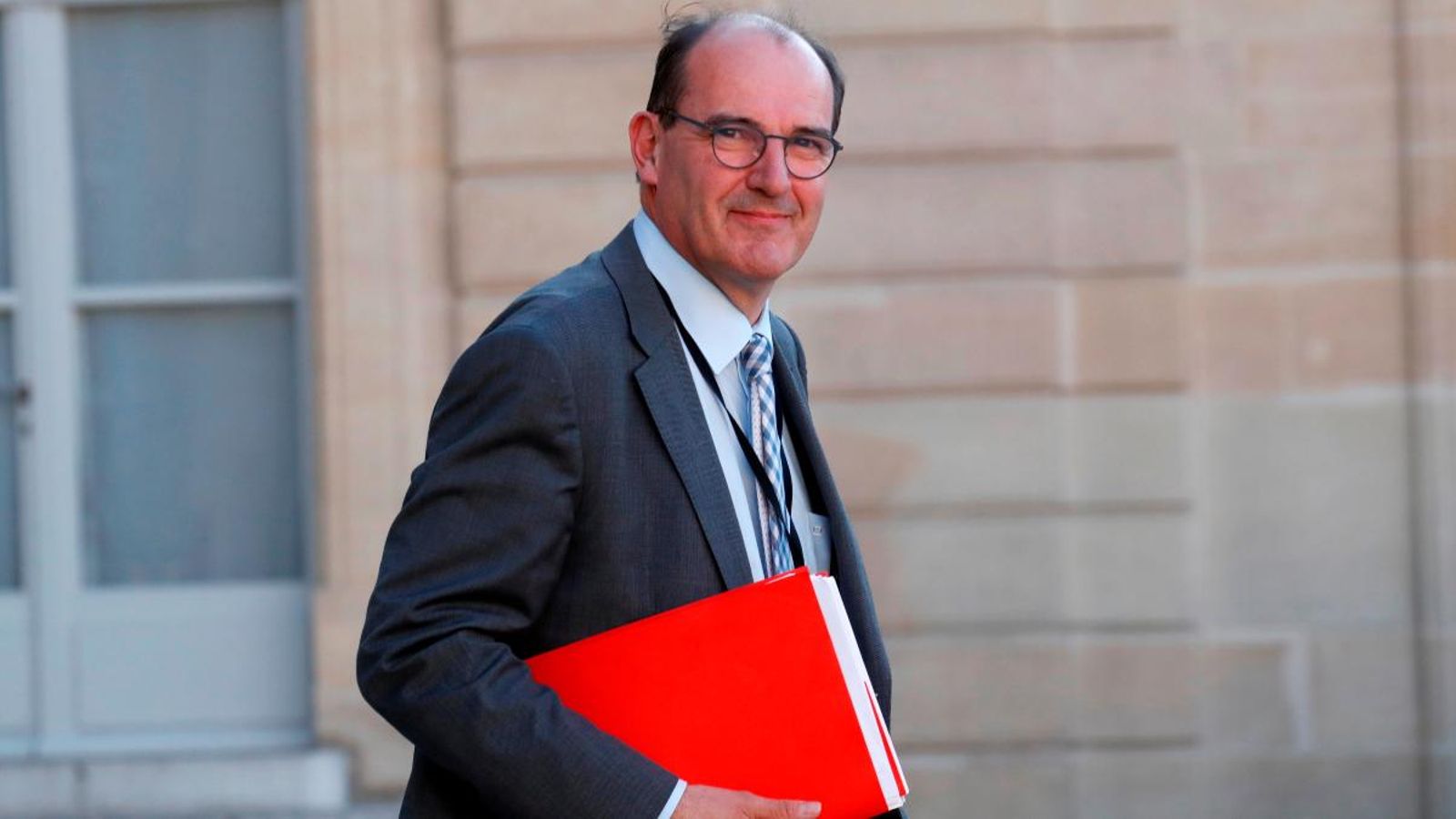 El nou primer ministre francés, Jean Castex, eixint del palau de l'Elisi