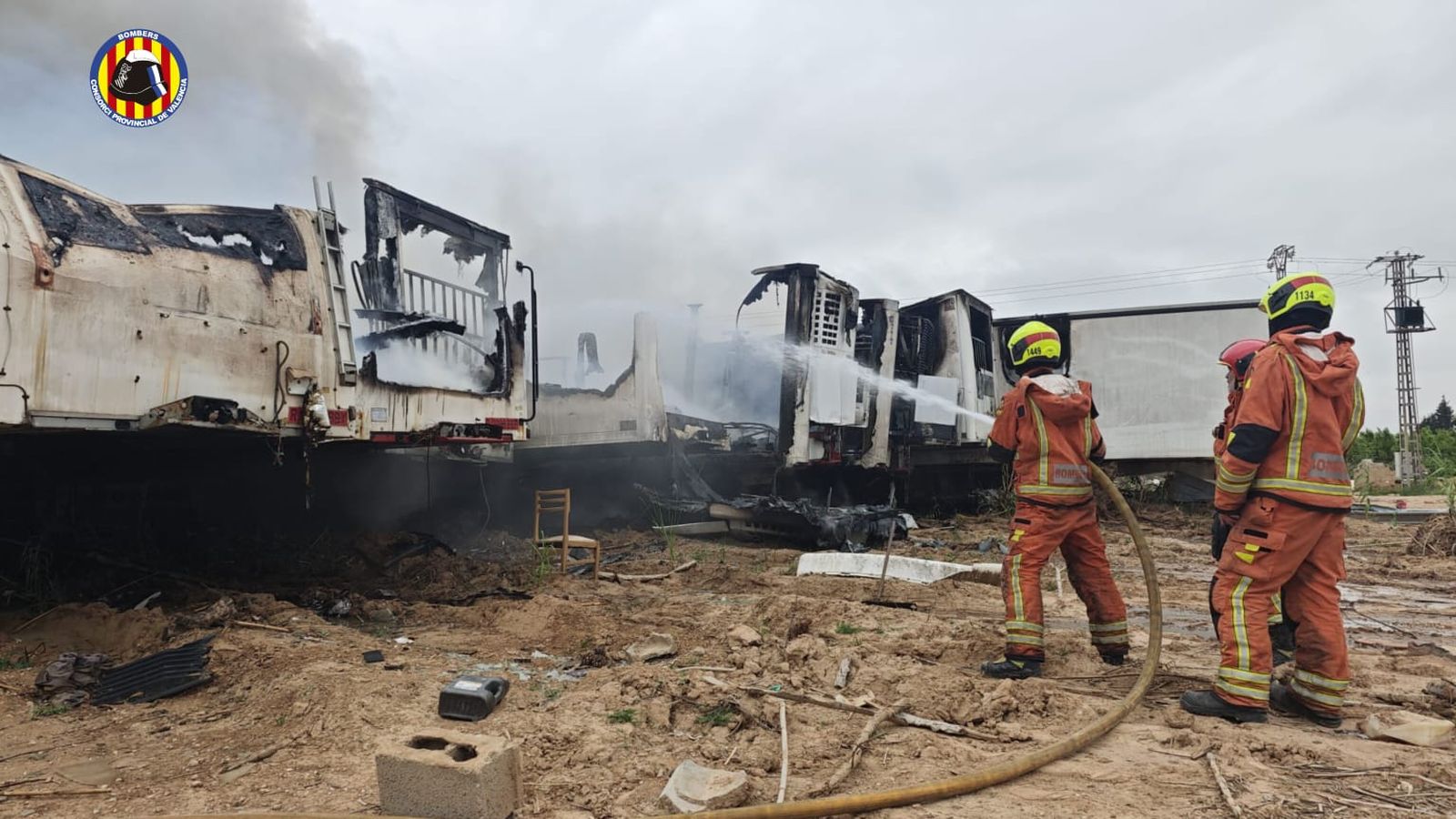 Efectius de bombers treballen en l'extinció dels remolcs afectats